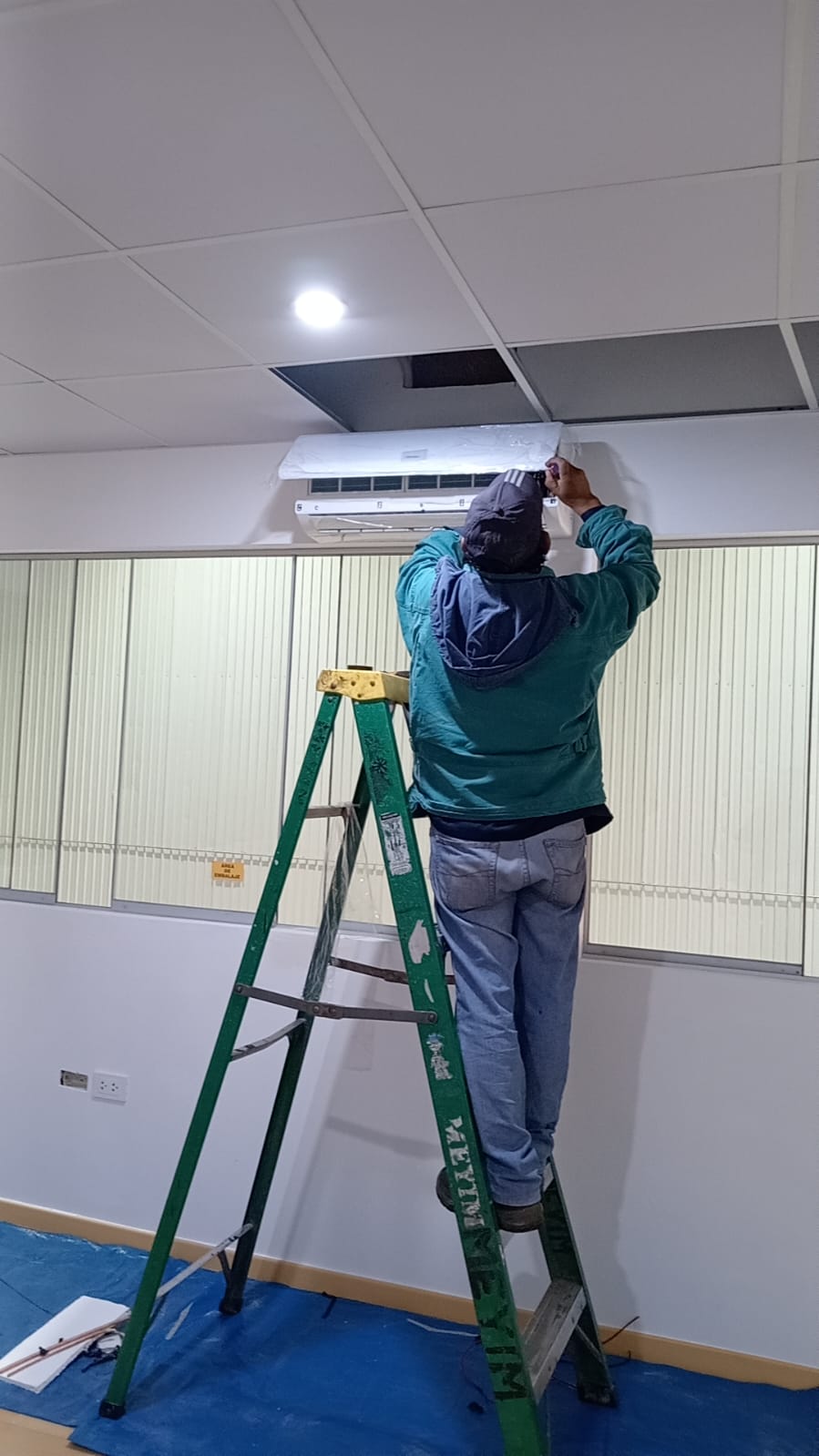 Instalación de equipo split de aire acondicionado