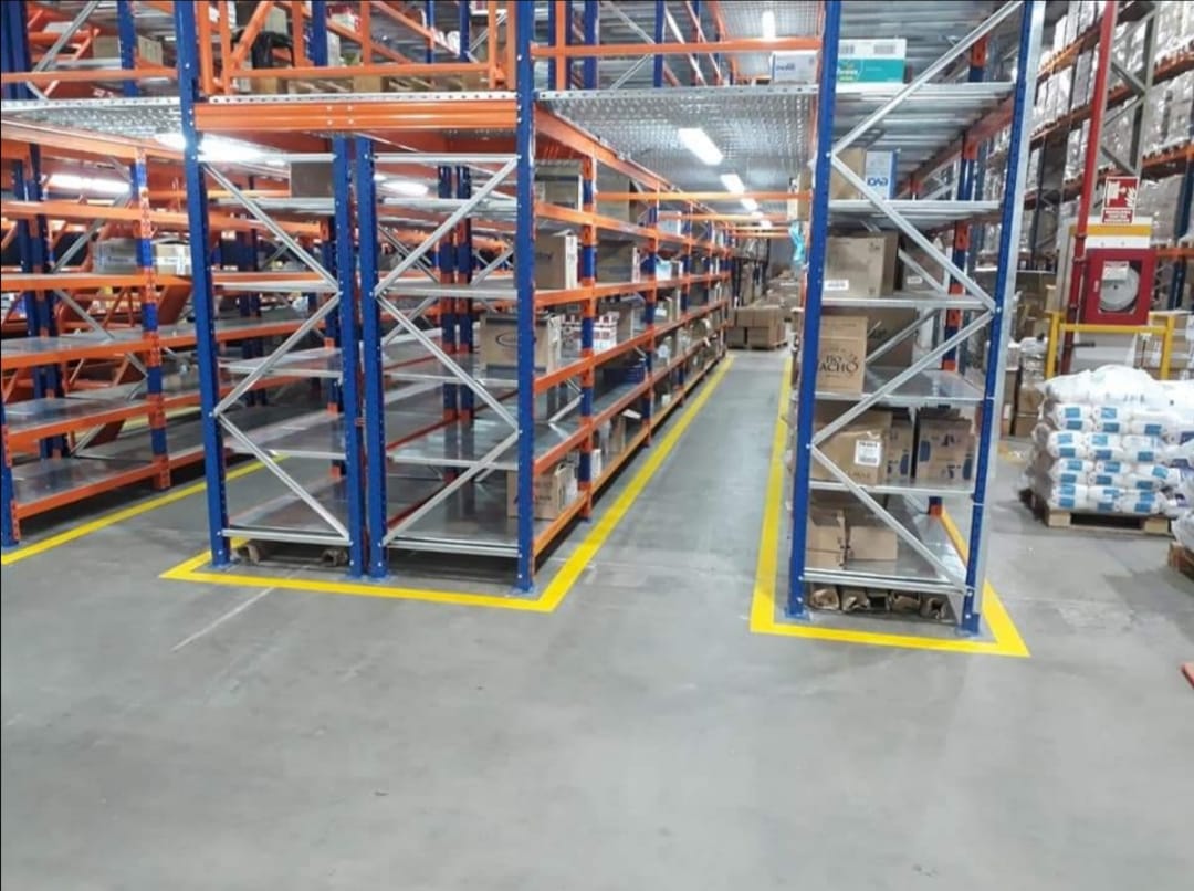 Pasillo de almacén con racks instalados