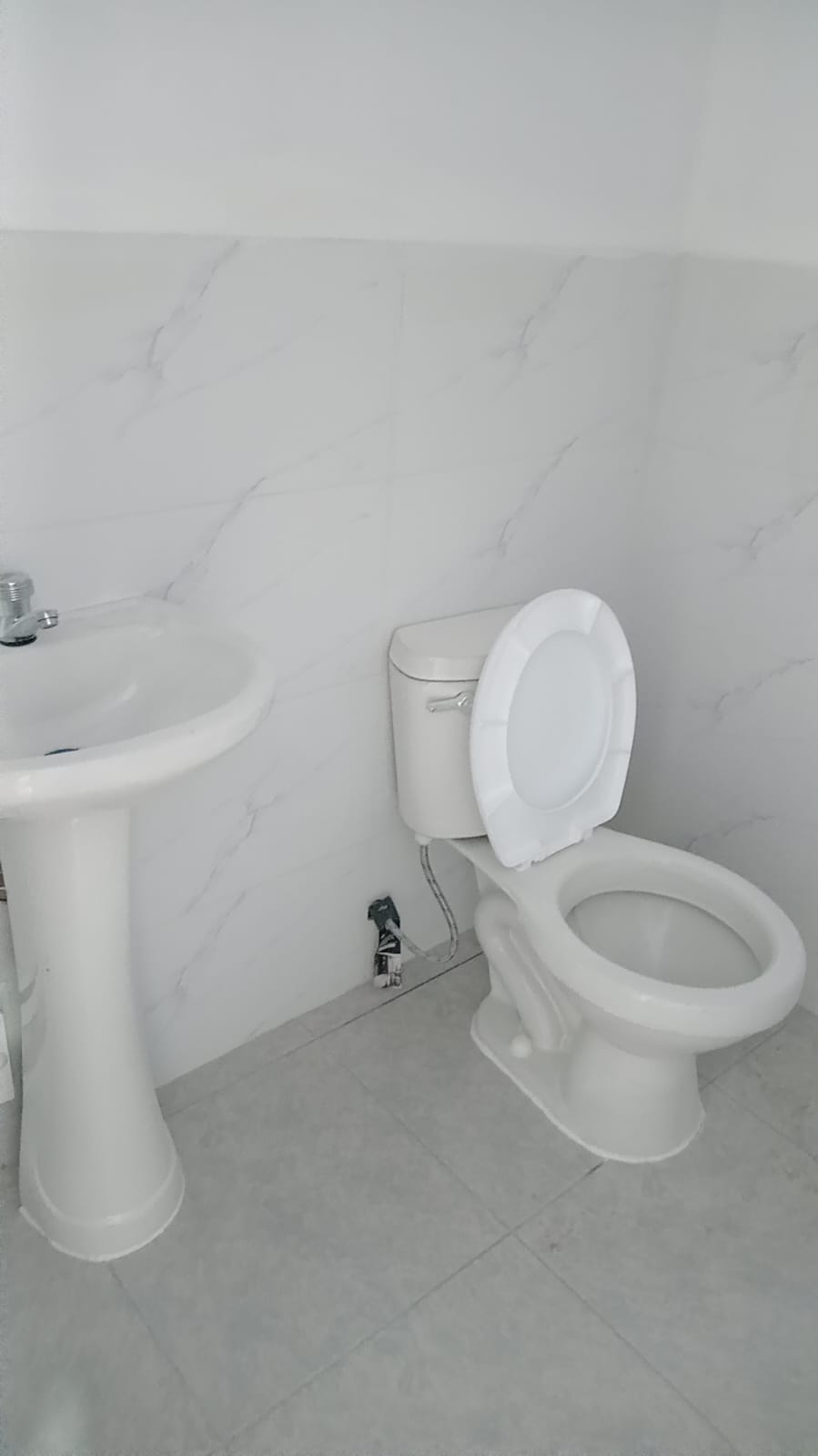 Baño terminado con aparatos sanitarios instalados