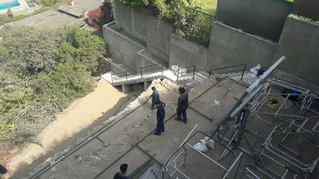 Instalación de baranda metálica en escalera exterior