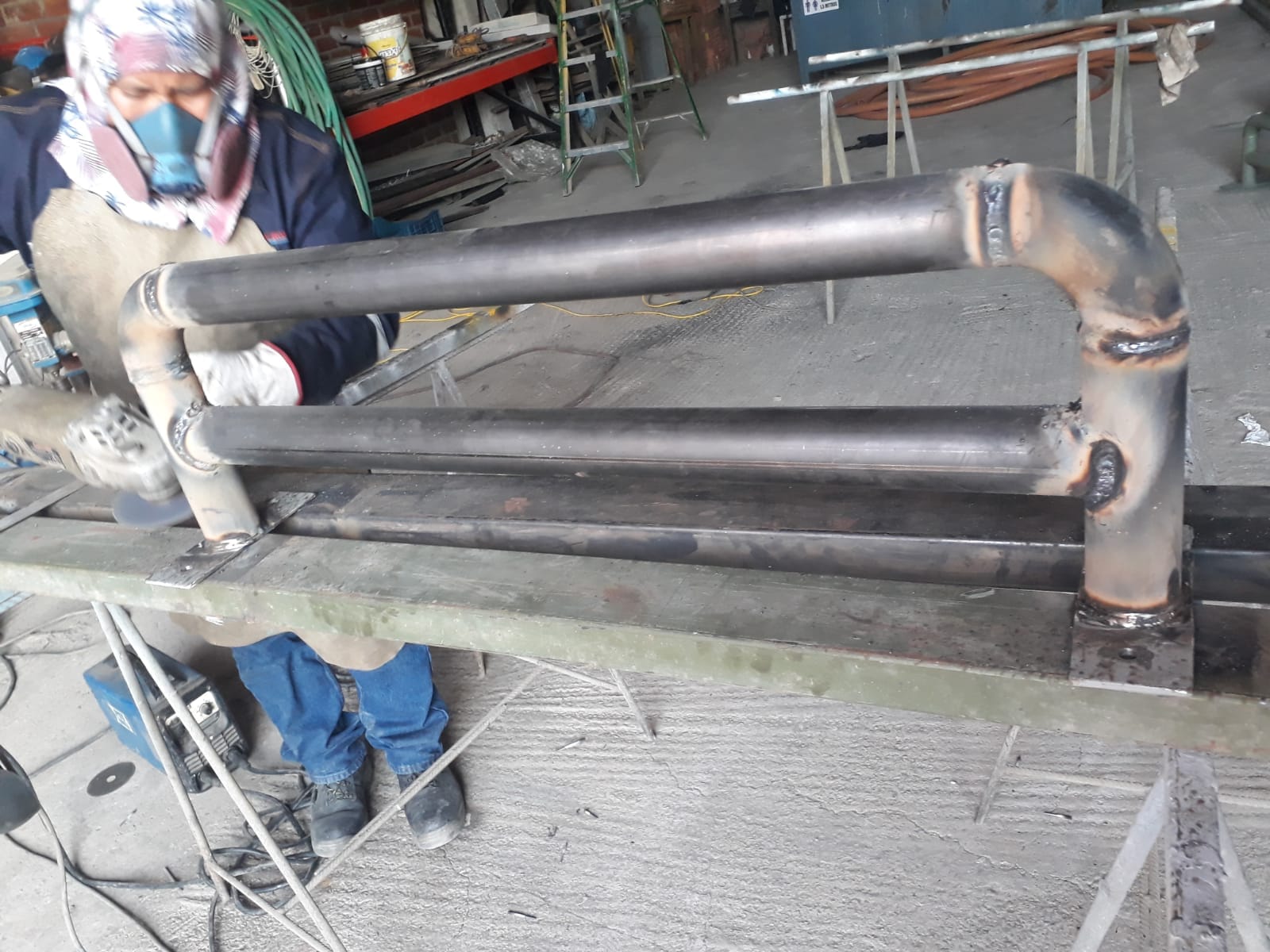 Soldadura de baranda metálica en taller de FAMIJ