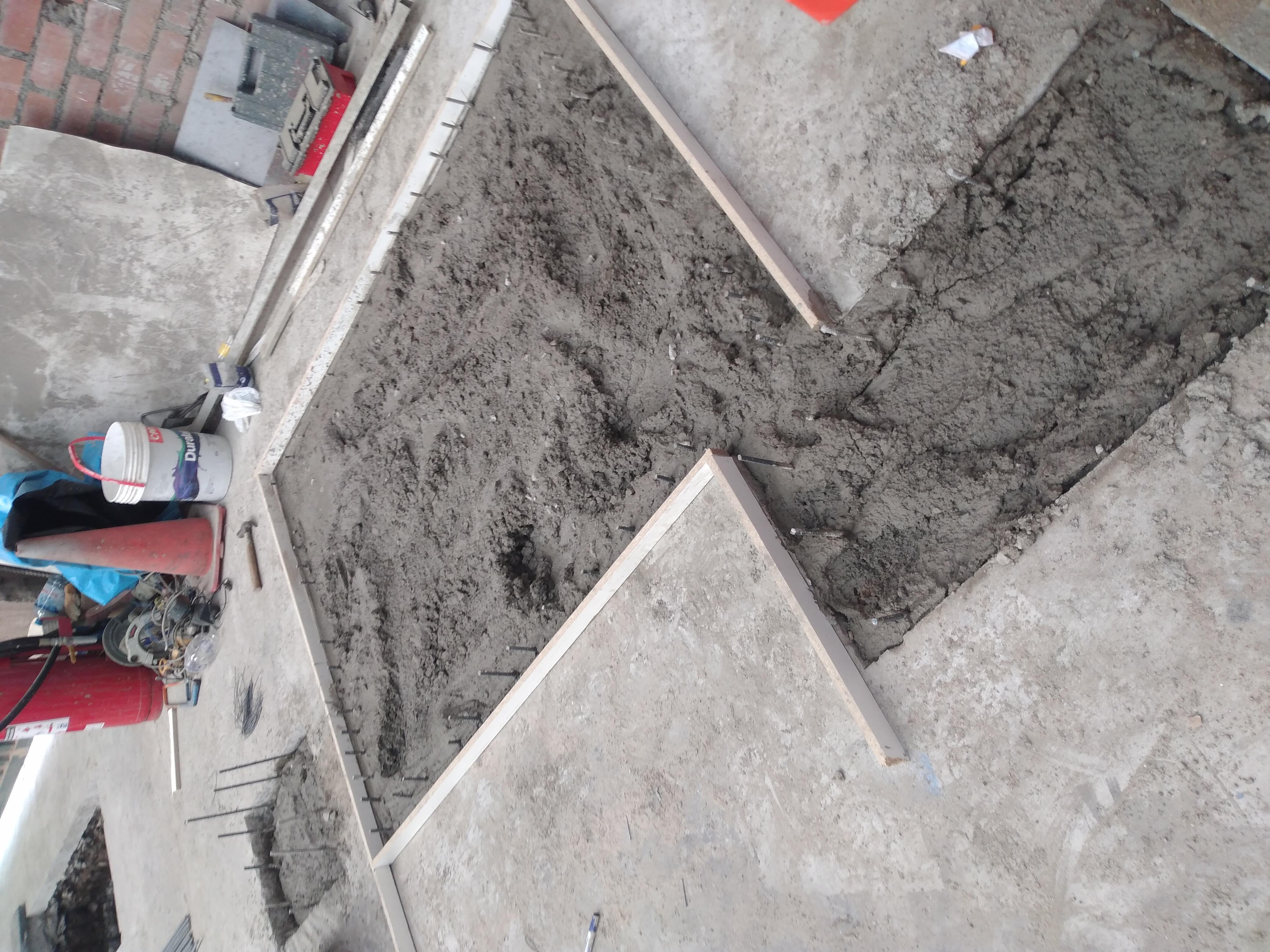 Encofrado y armadura para base de maquinaria pesada