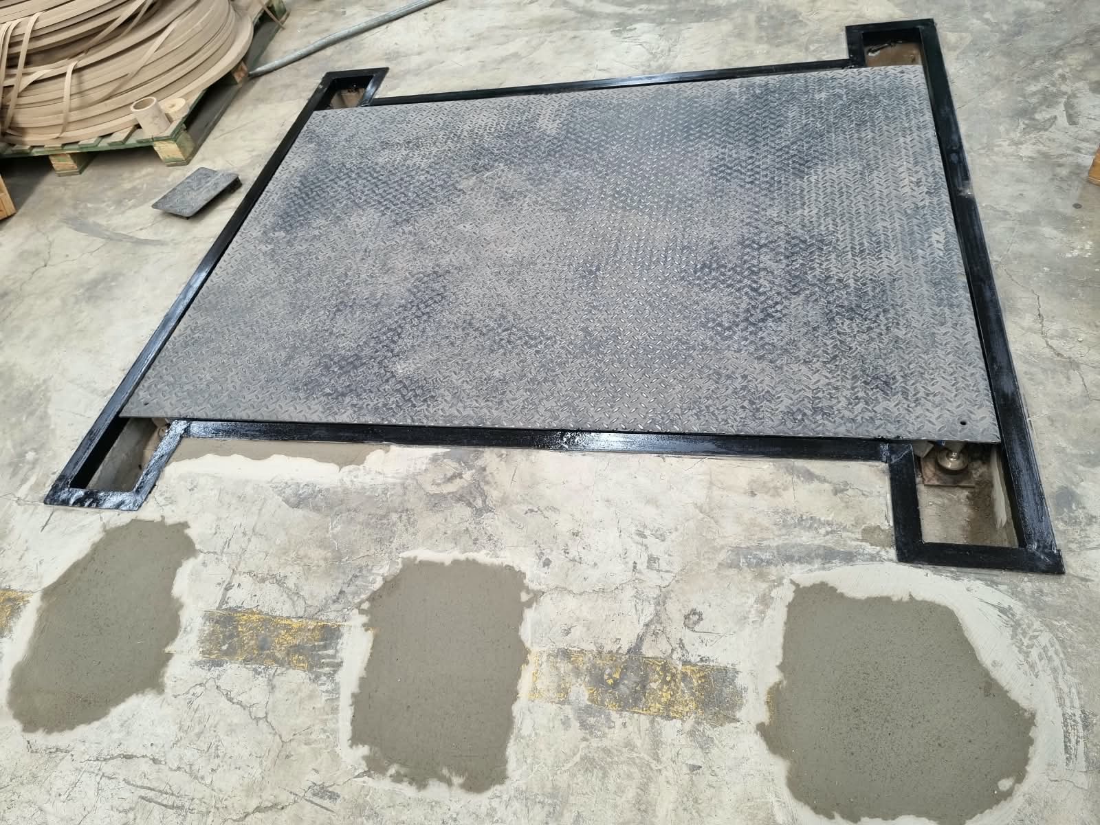 Base de concreto para soportar maquinaria pesada