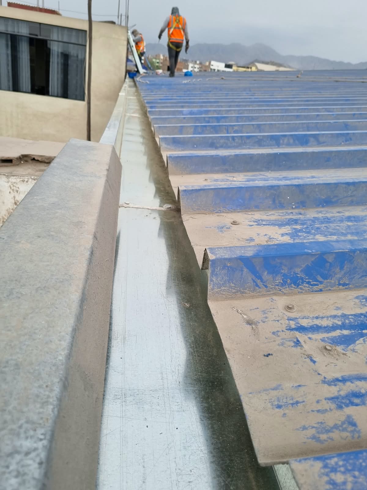 Detalle de canaleta galvanizada instalada