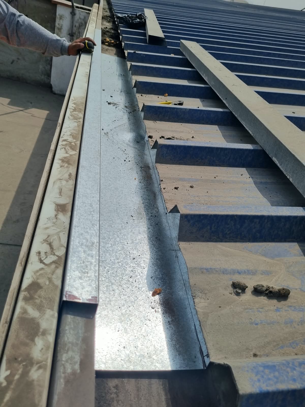 Canaleta galvanizada nueva instalada en techo industrial