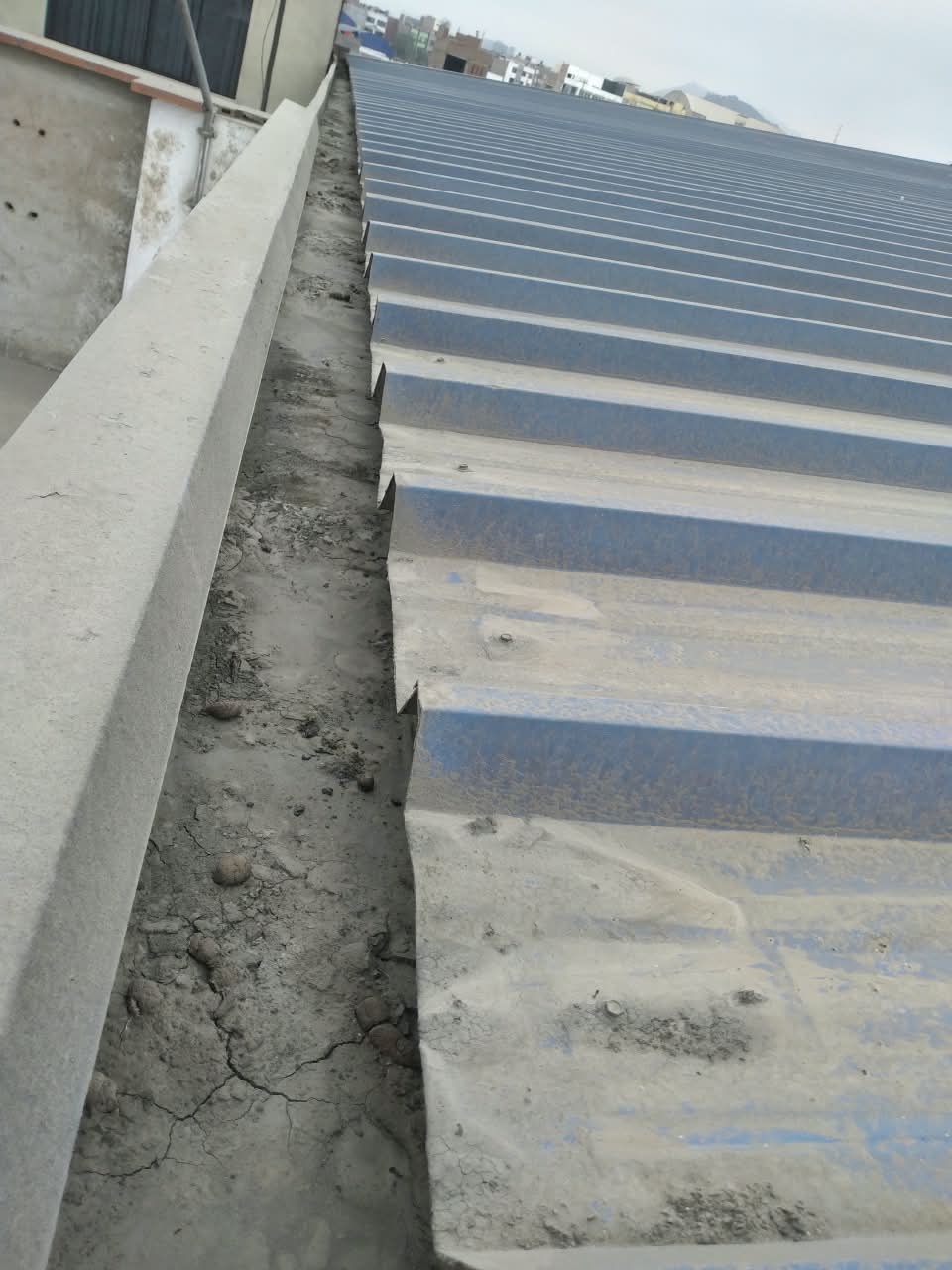 Canaleta obstruida con sedimento antes del mantenimiento
