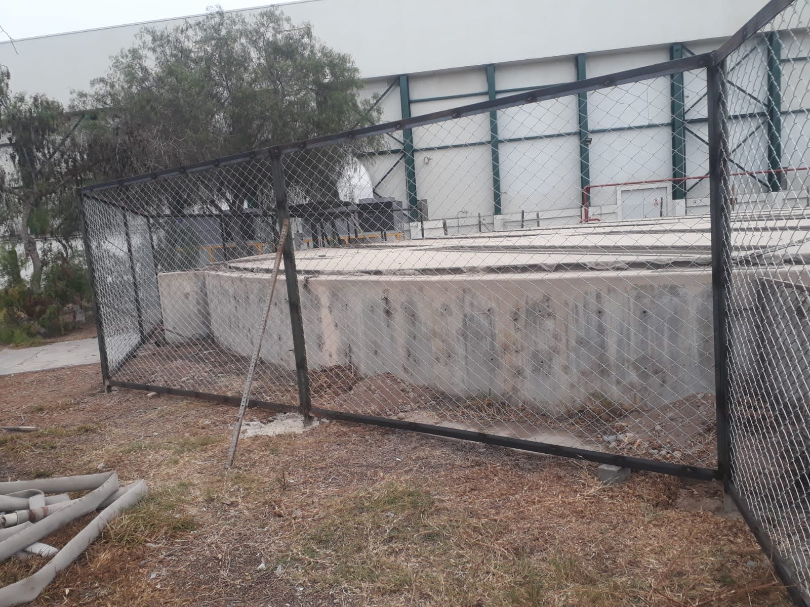 Cerco perimétrico de malla en planta industrial