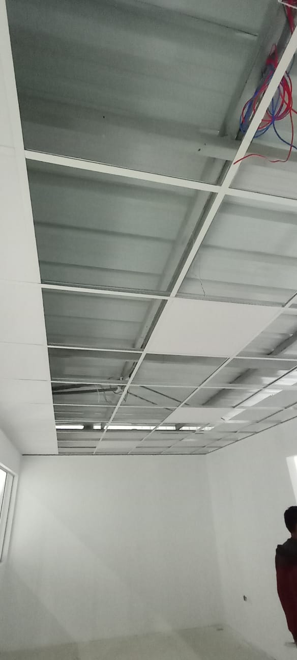 Instalación de baldosas sobre estructura de cielo raso