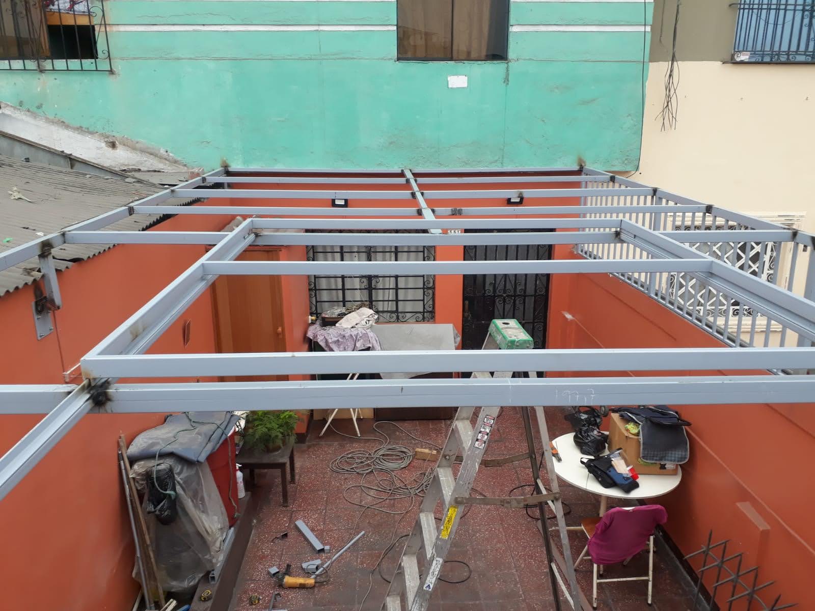 Estructura metálica para cobertura de techo sobre patio