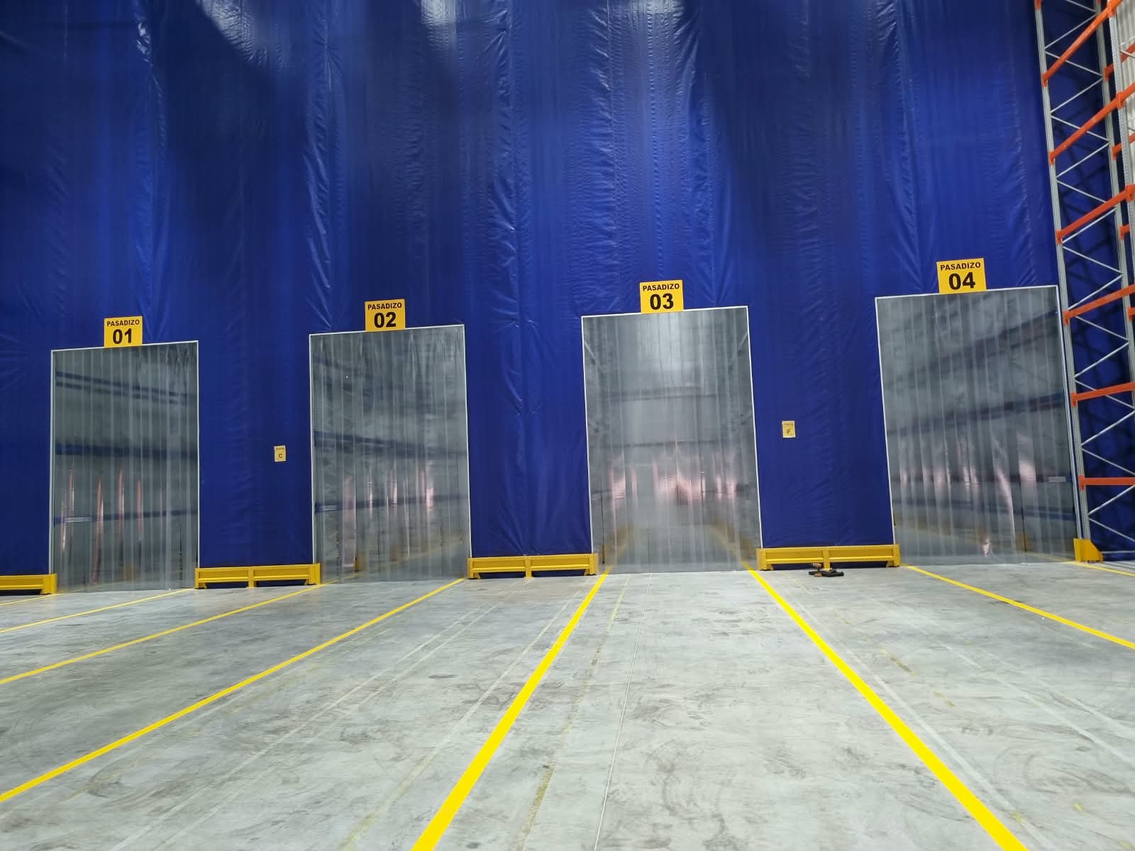 Cortinas de lamas de PVC instaladas en pasadizos de almacén