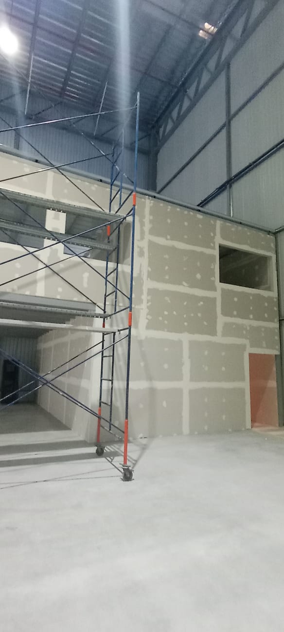 Tabiquería de drywall de gran altura en almacén