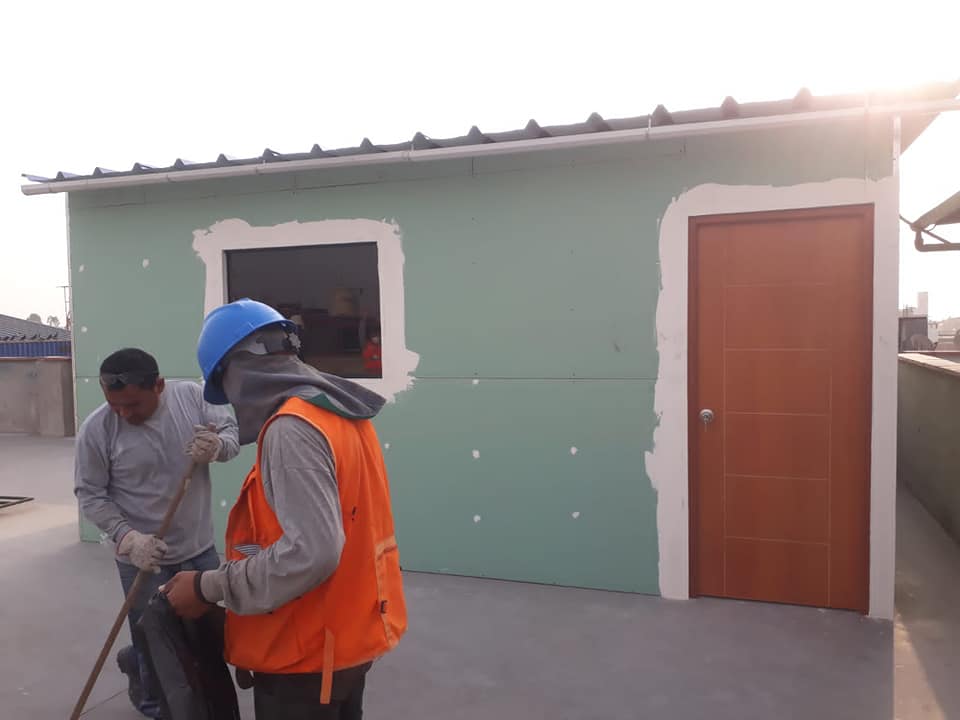 Cobertura en drywall terminada, fachada pintada