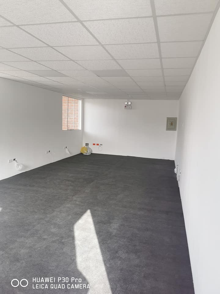 Oficina terminada con cielo raso de baldosas acústicas