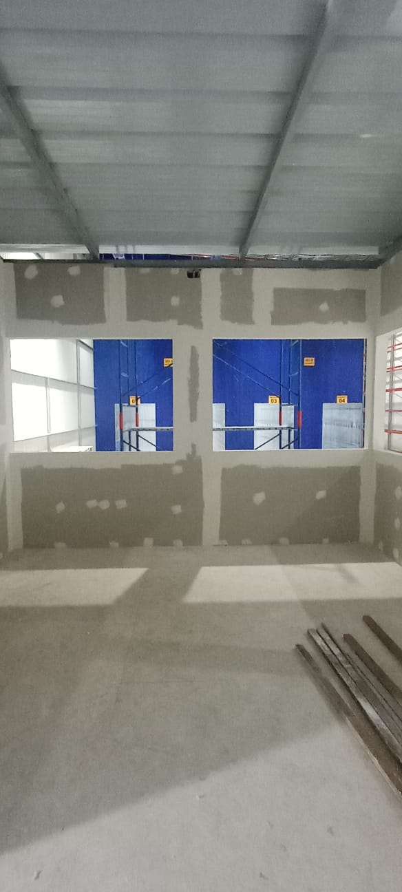 Tabiquería de drywall masillada con vanos de ventana