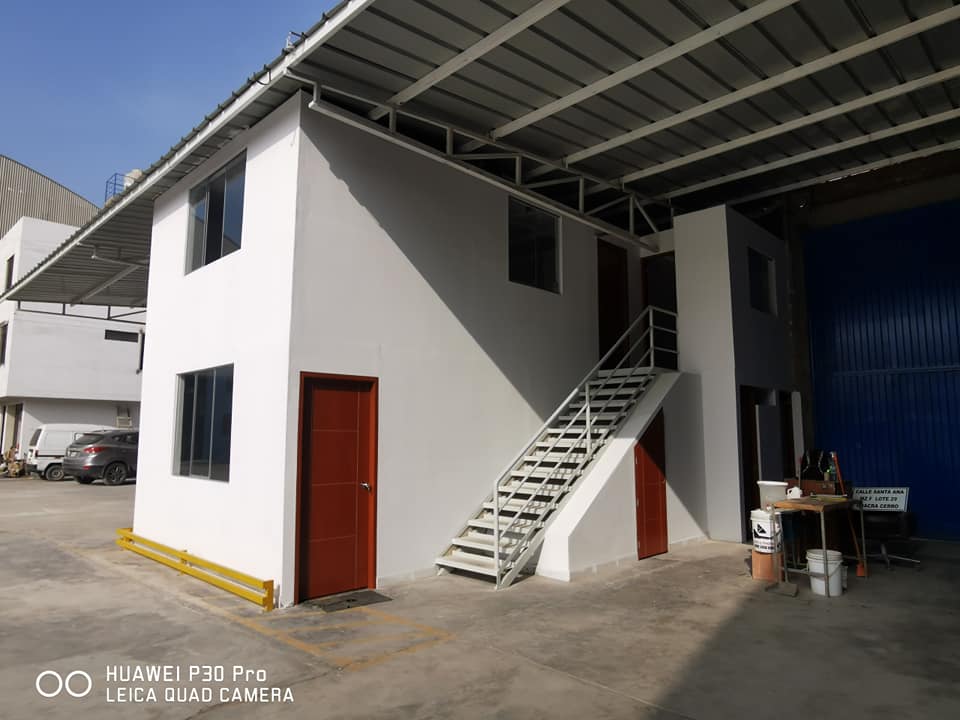 Edificio de dos pisos con cobertura terminado
