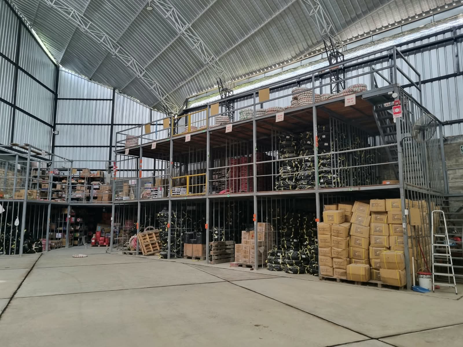 Entrepiso de almacén en operación con mercadería