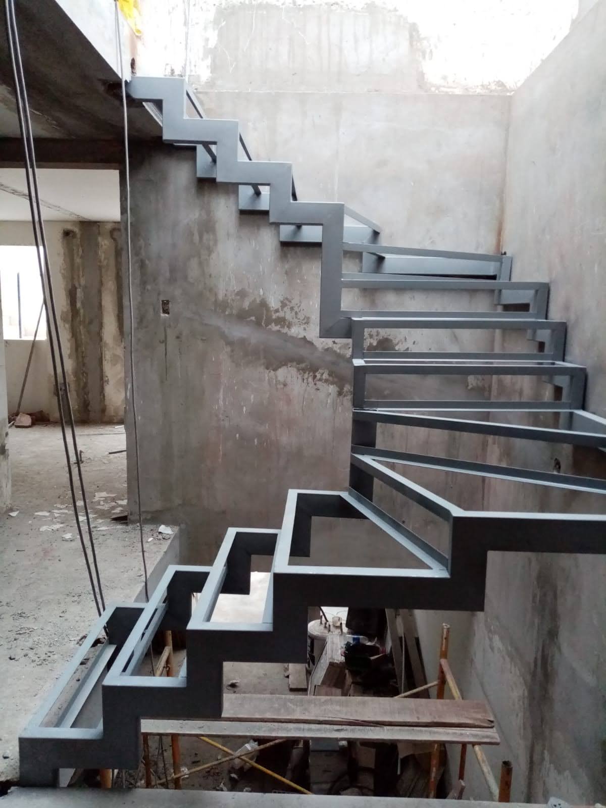 Estructura de escalera metálica terminada y pintada