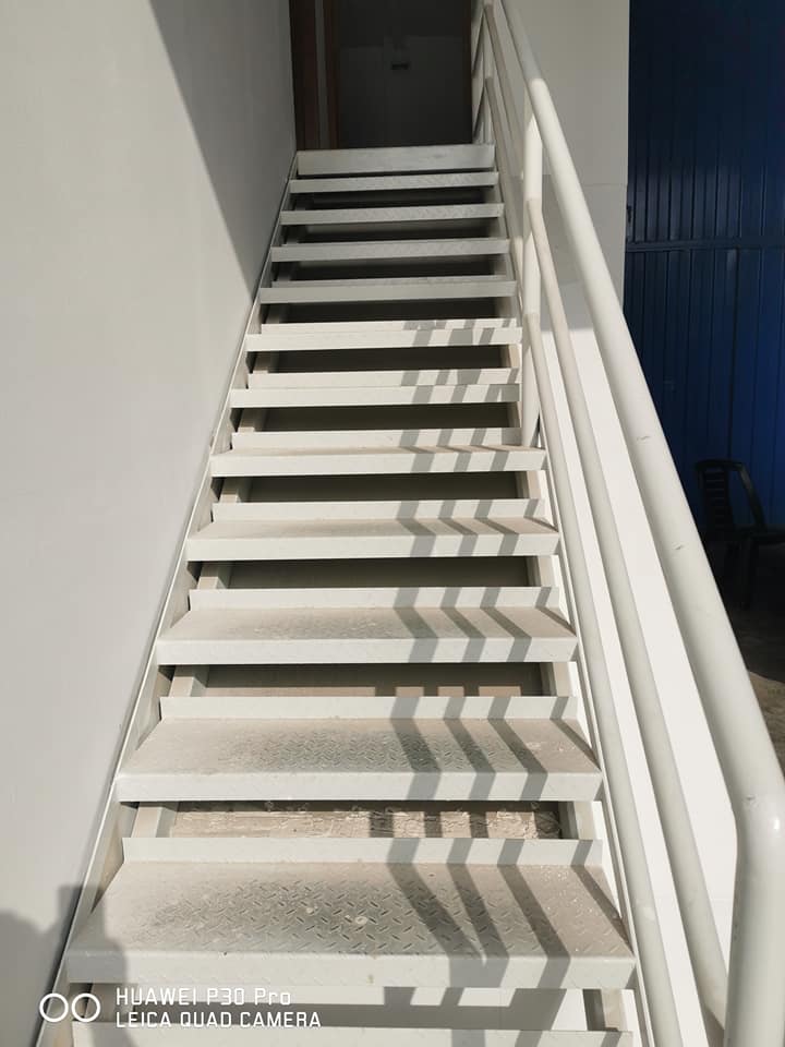 Escalera metálica pintada, acceso a mezzanine