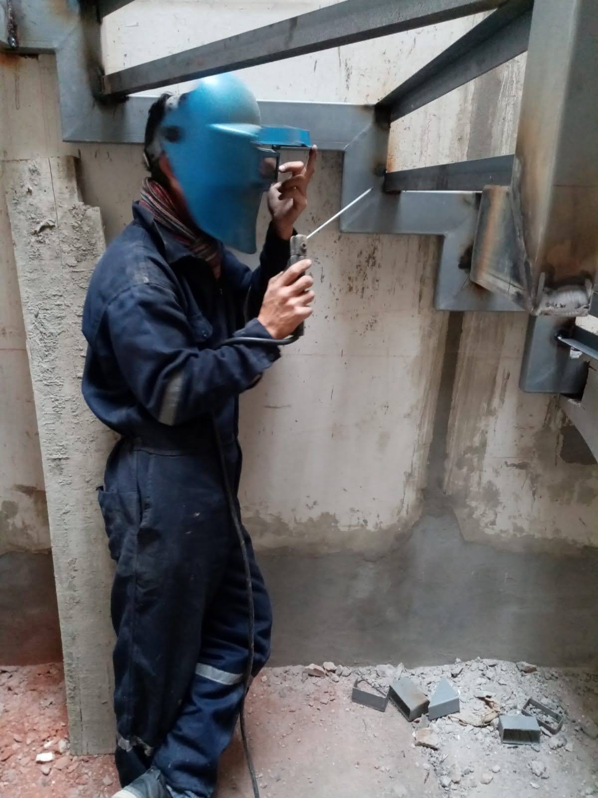 Soldadura de estructura de escalera metálica en obra