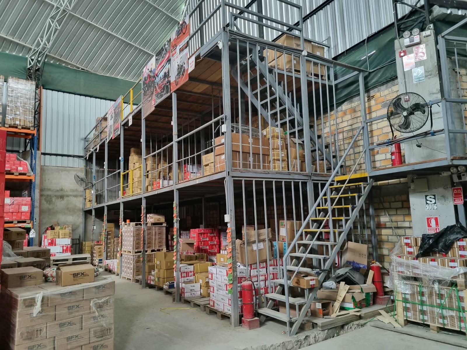 Montaje de estructura metálica en obra