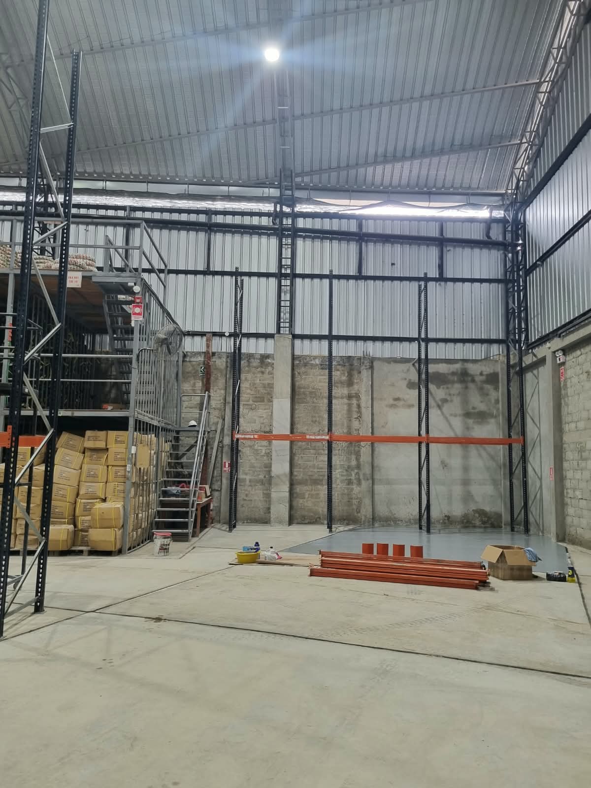Avance del montaje de estructura metálica