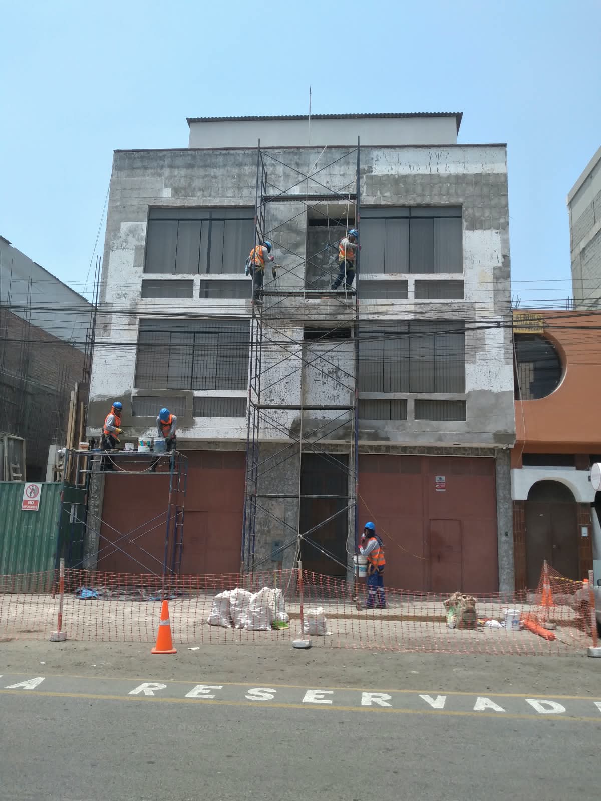 Fachada de edificio antes de la renovación, con andamios