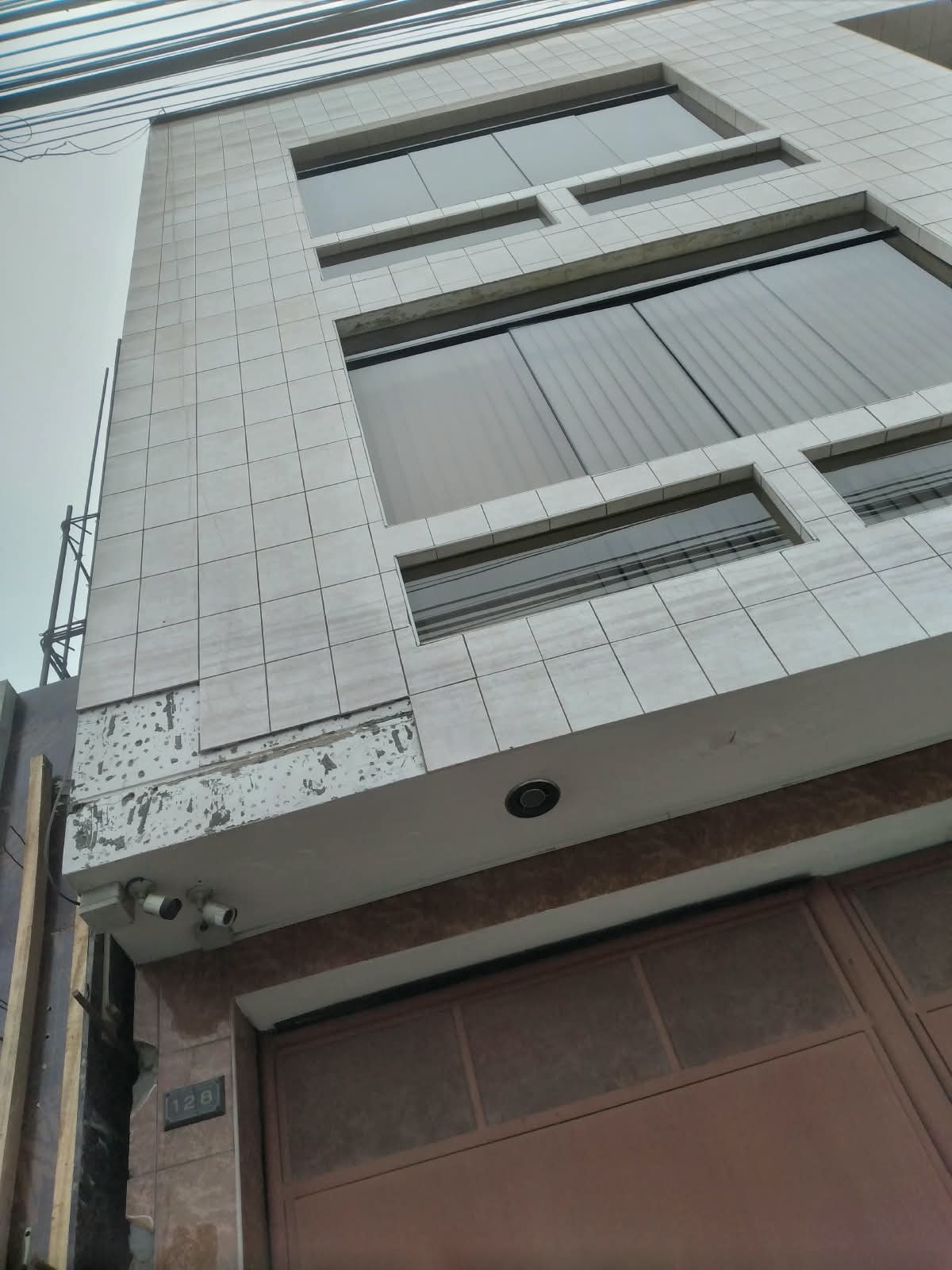 Fachada terminada con enchape de porcelanato