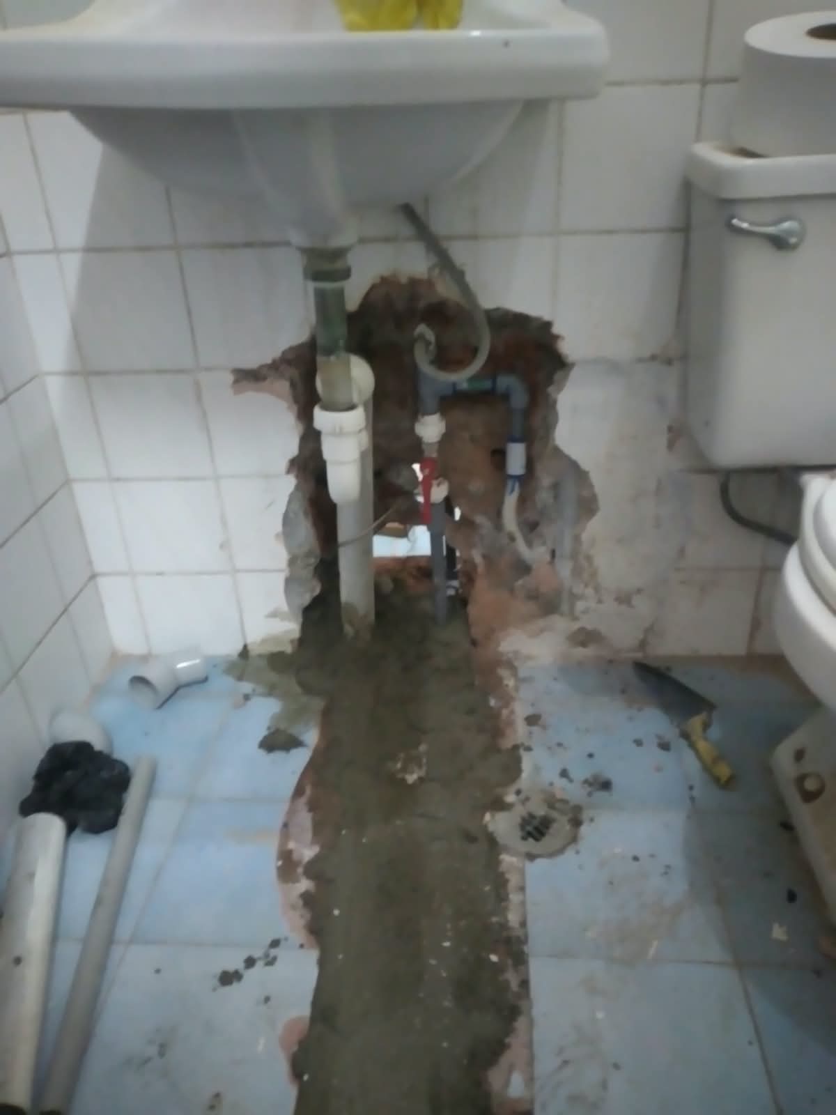 Picado de muro y piso para ubicar una filtración