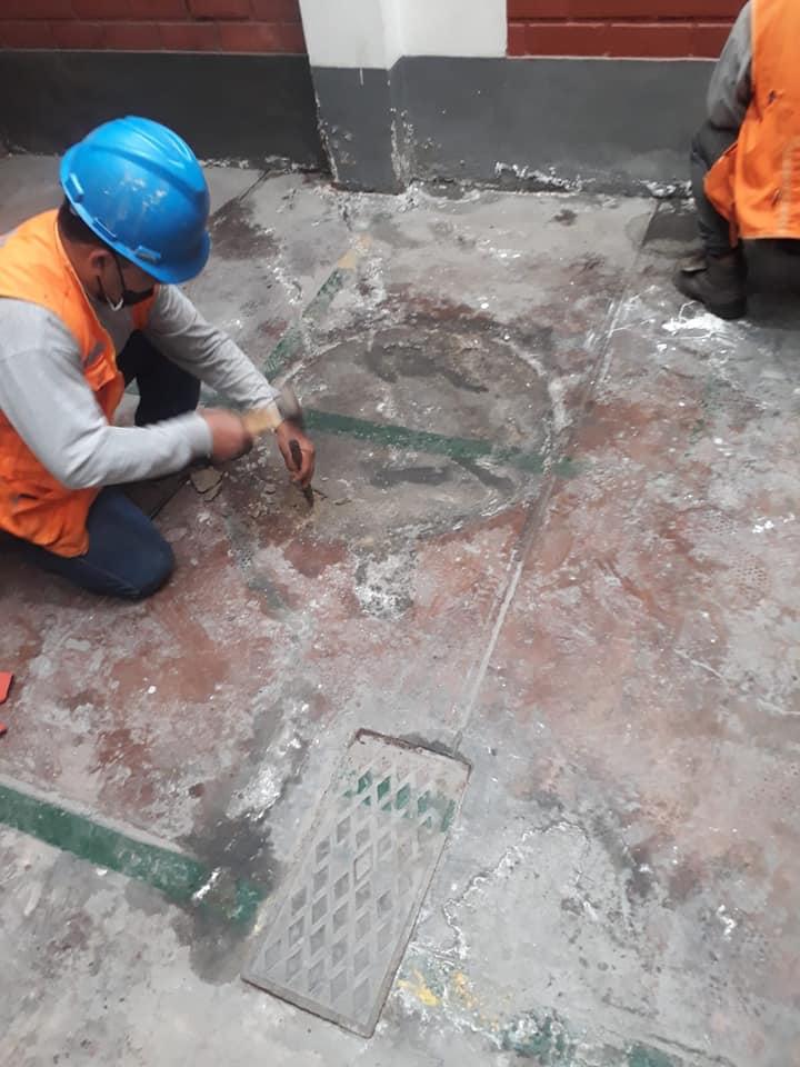 Picado de piso para reparar fuga de agua