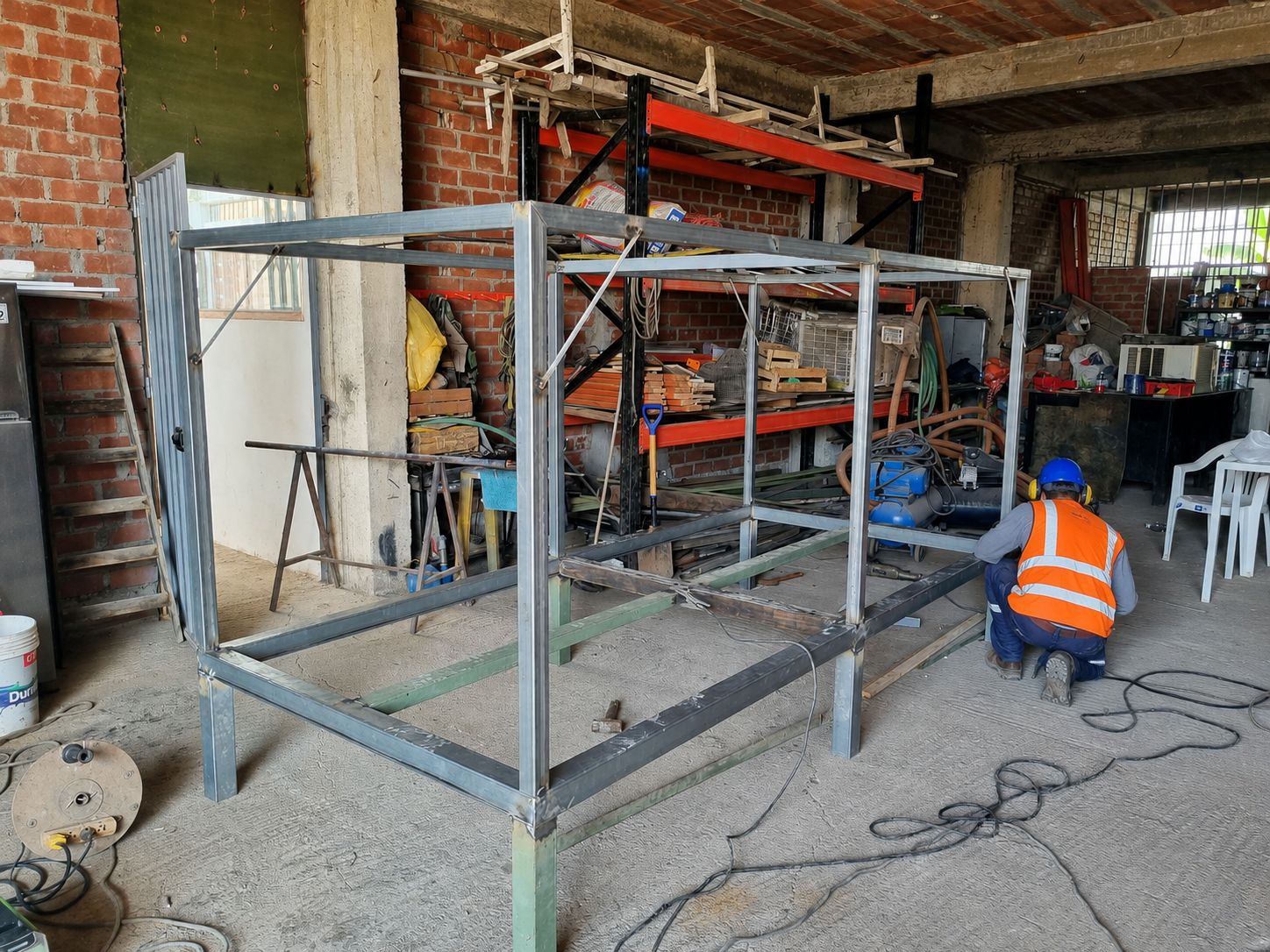 Fabricación de jaula metálica para equipos