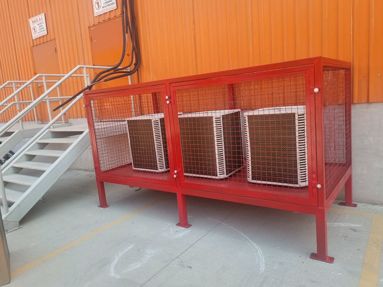 Jaula metálica de protección para condensadores instalada