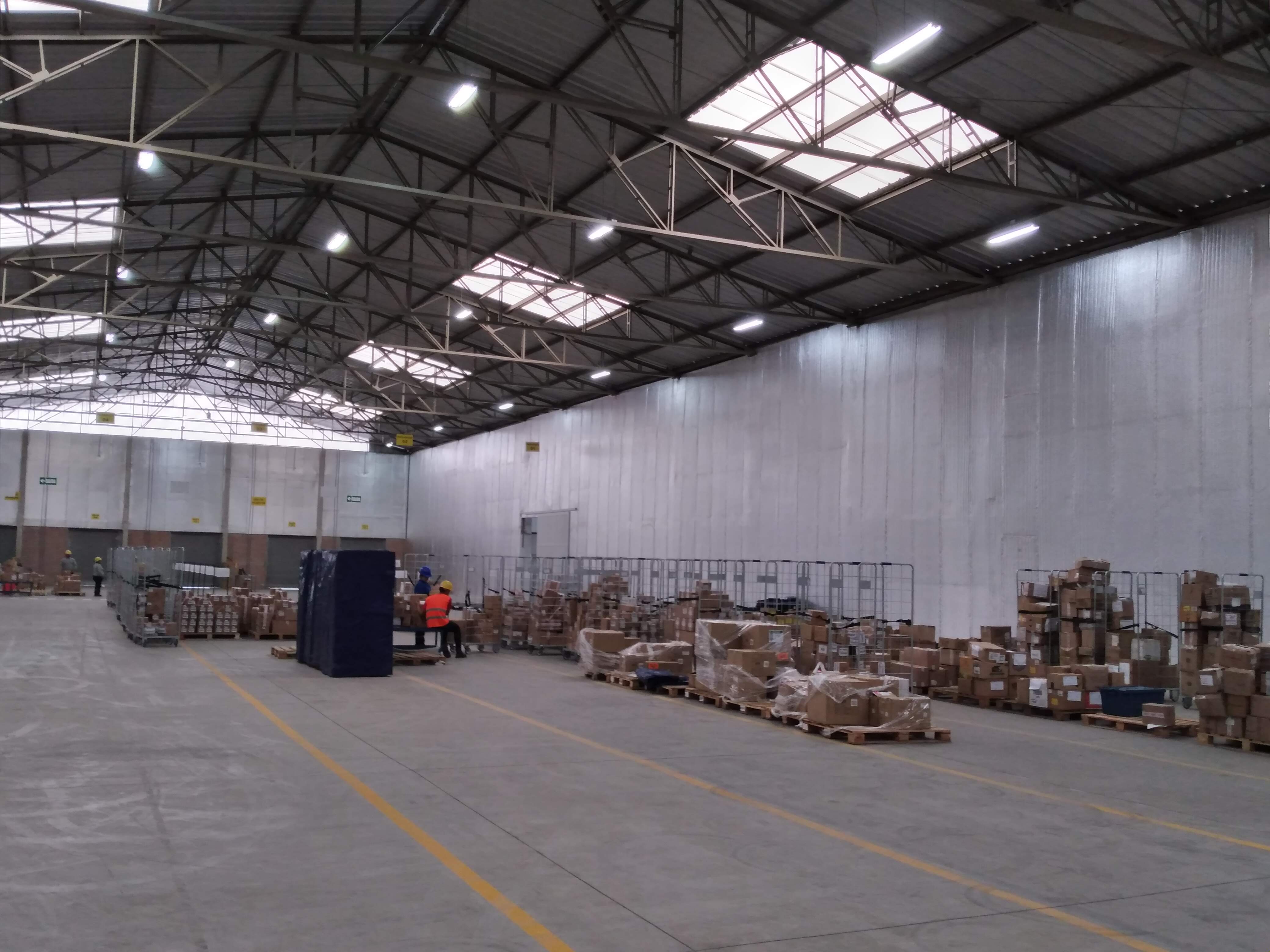 Nave industrial con aislamiento termoacústico instalado