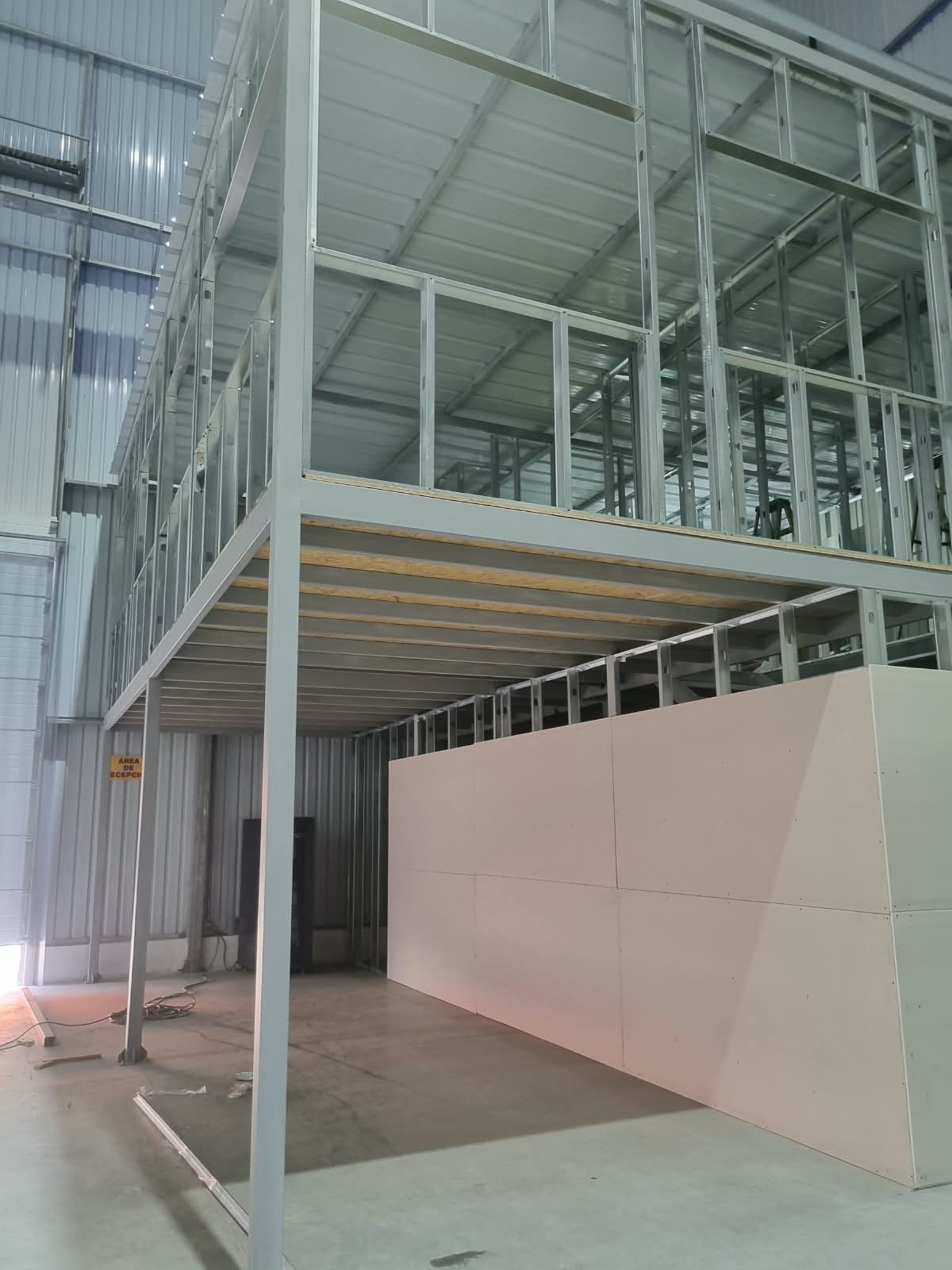 Mezzanine con estructura de drywall montada