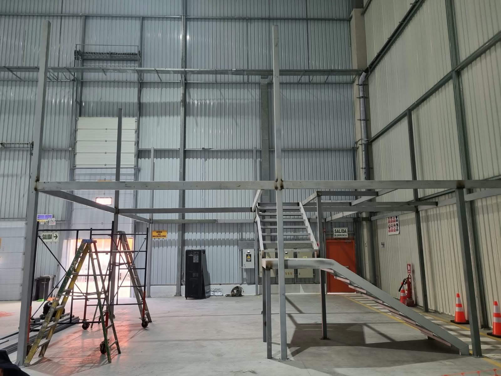 Estructura de mezzanine con escalera de acceso montada
