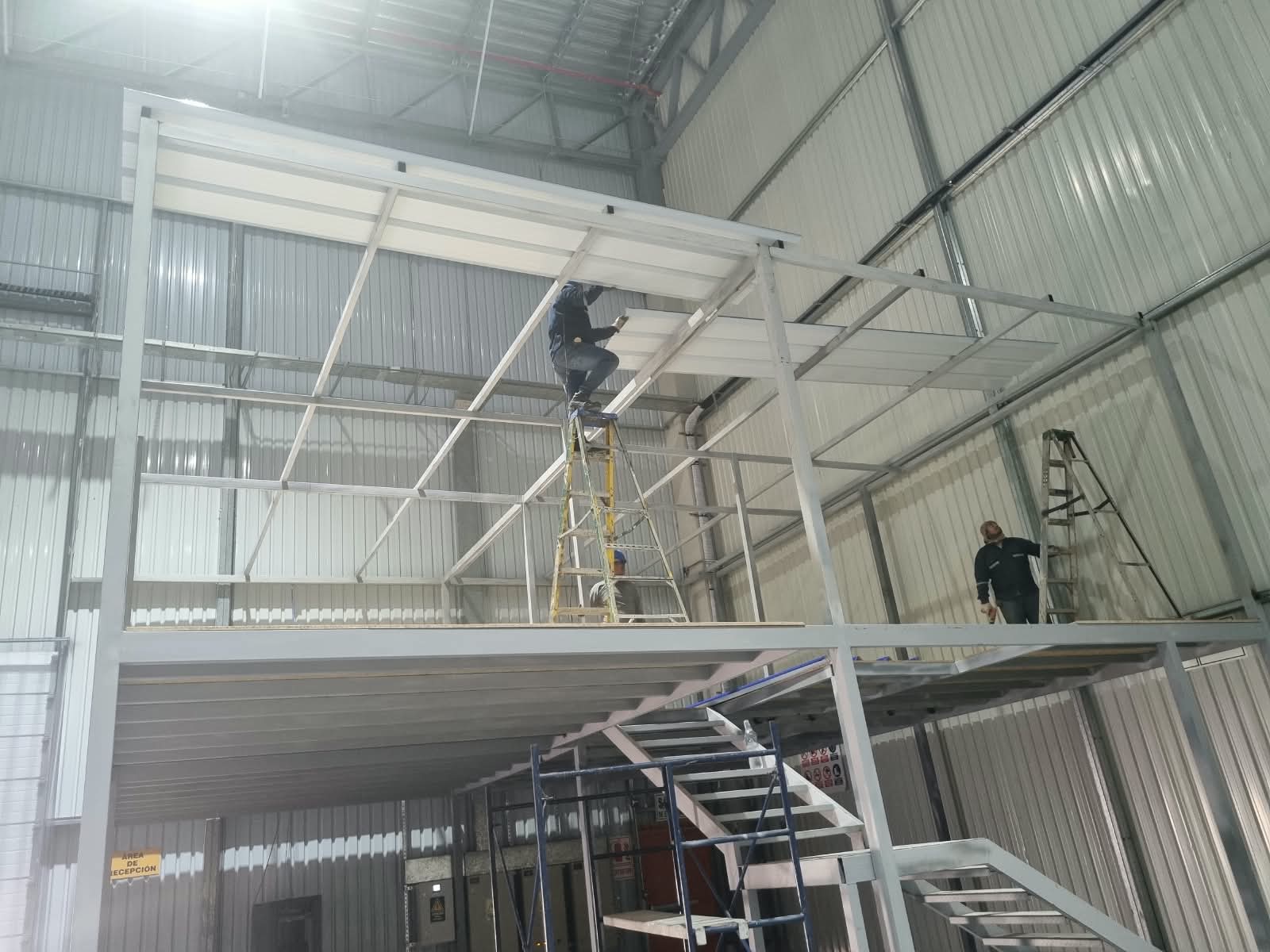 Montaje de la plataforma del mezzanine