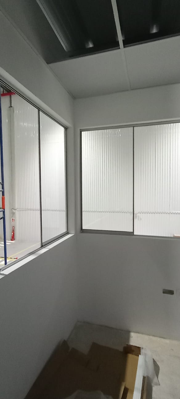 Oficina terminada con mamparas y persianas instaladas