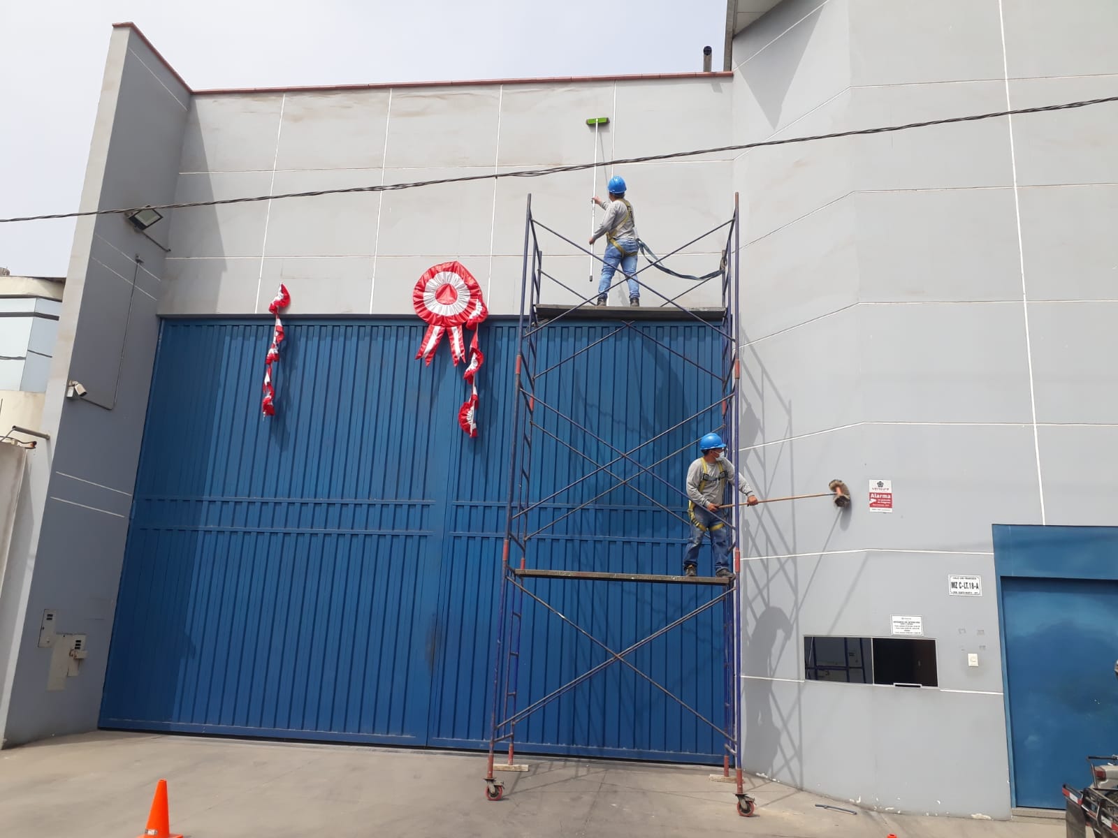 Pintura de fachada industrial con andamio