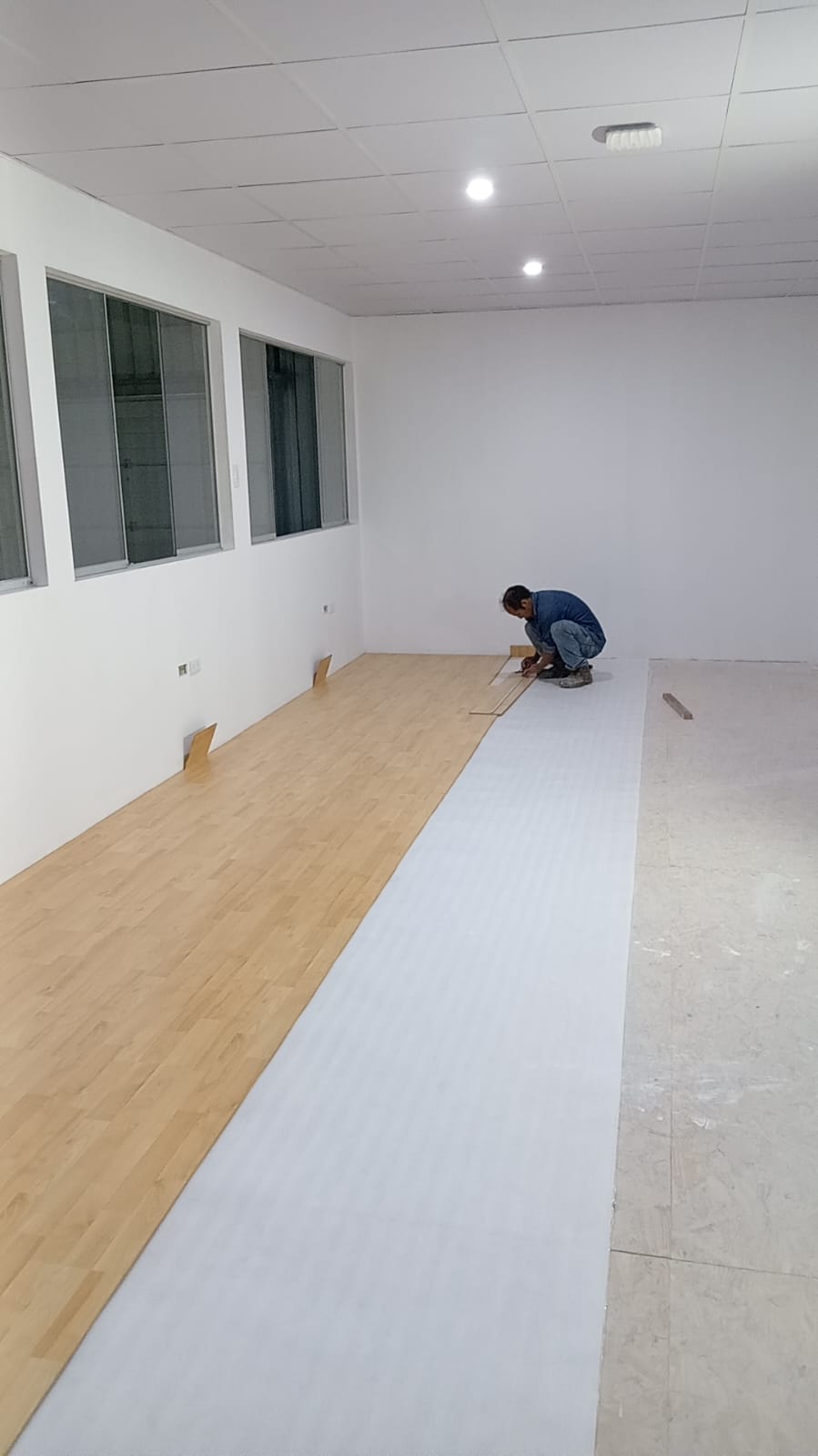 Instalación de piso laminado en oficina