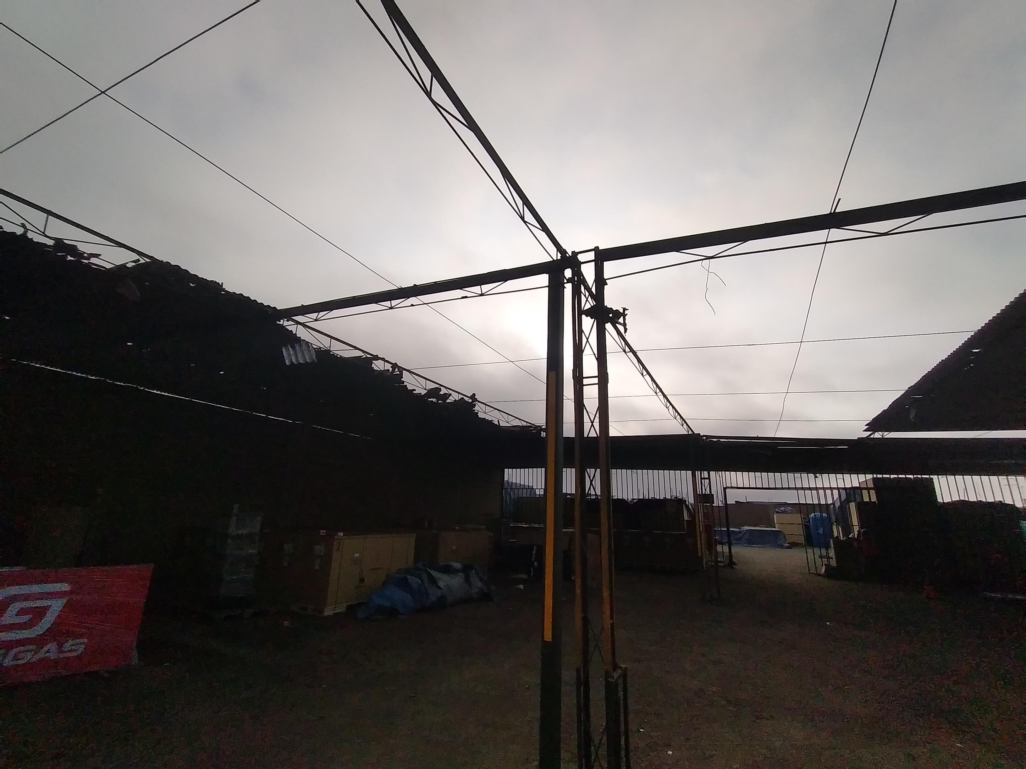 Trabajo de mantenimiento en puerta metálica