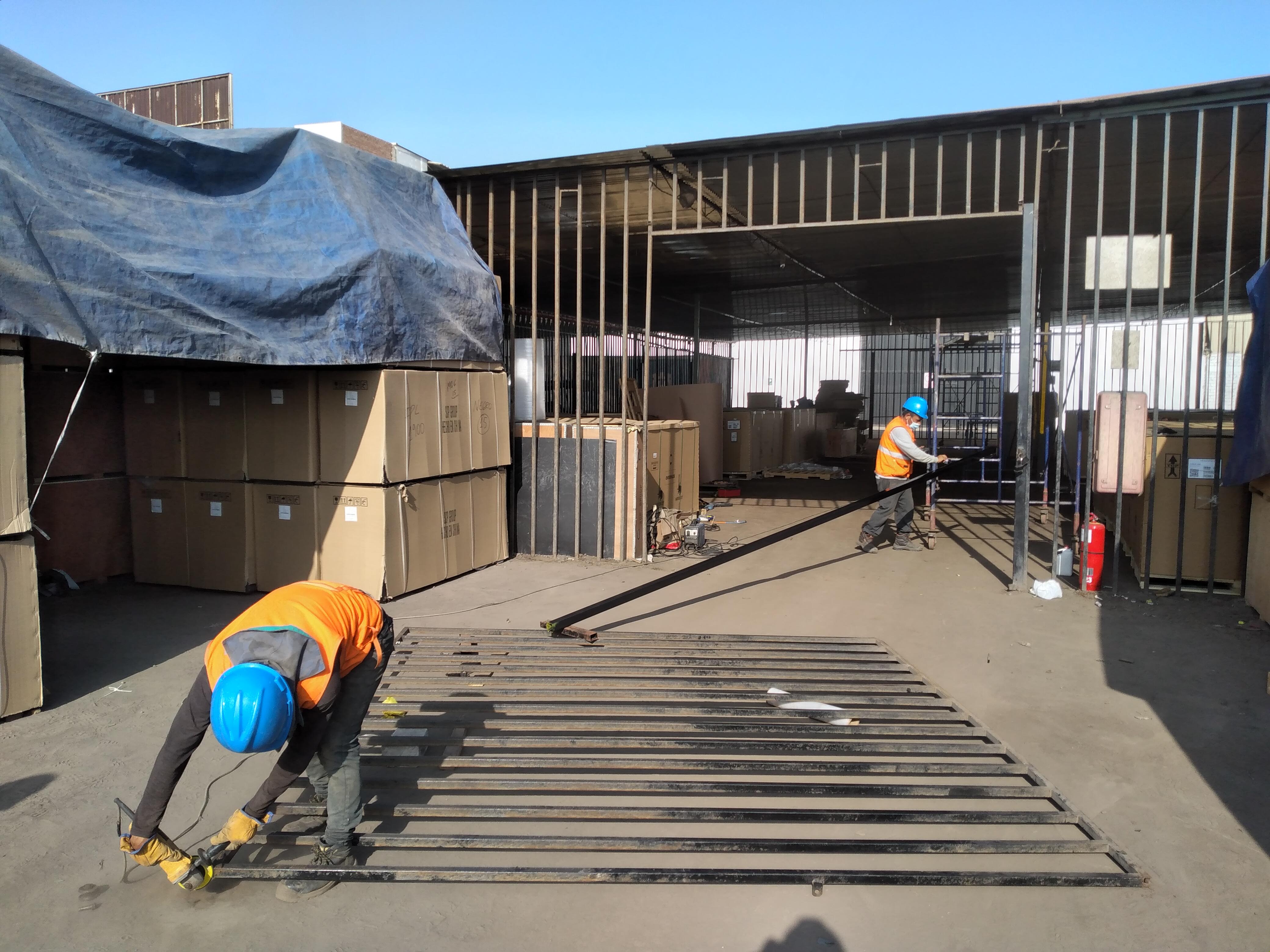 Fabricación de estructura de puerta metálica en obra