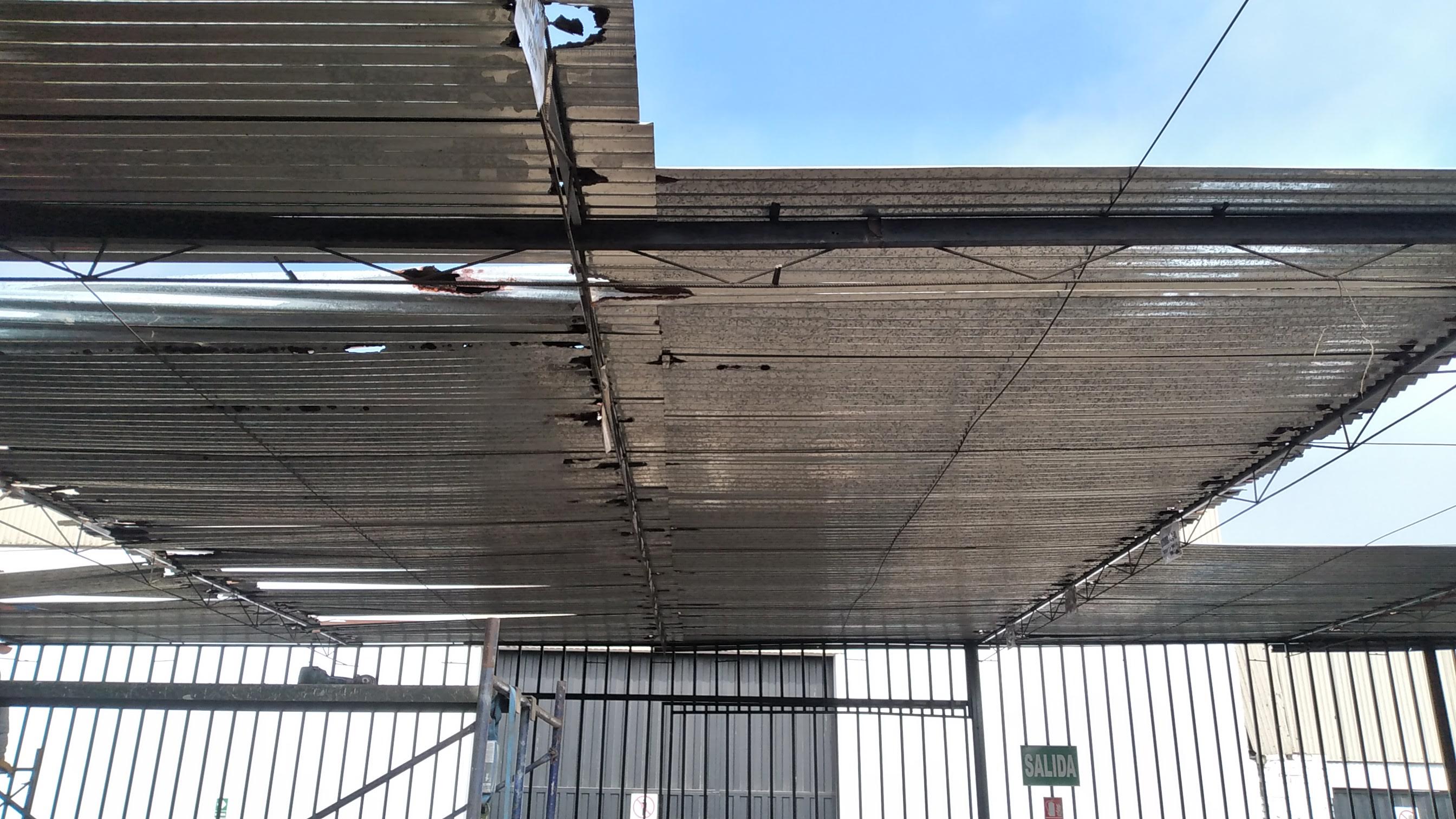 Trabajo terminado de puerta metálica y calamina