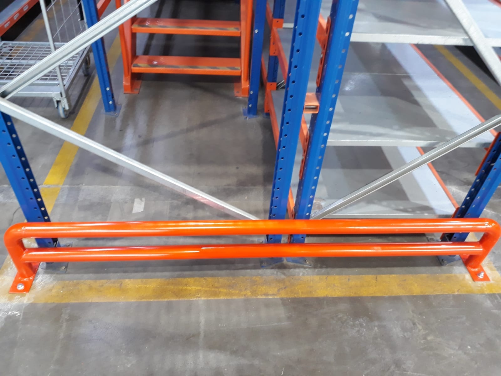 Guarda de protección instalada en rack industrial