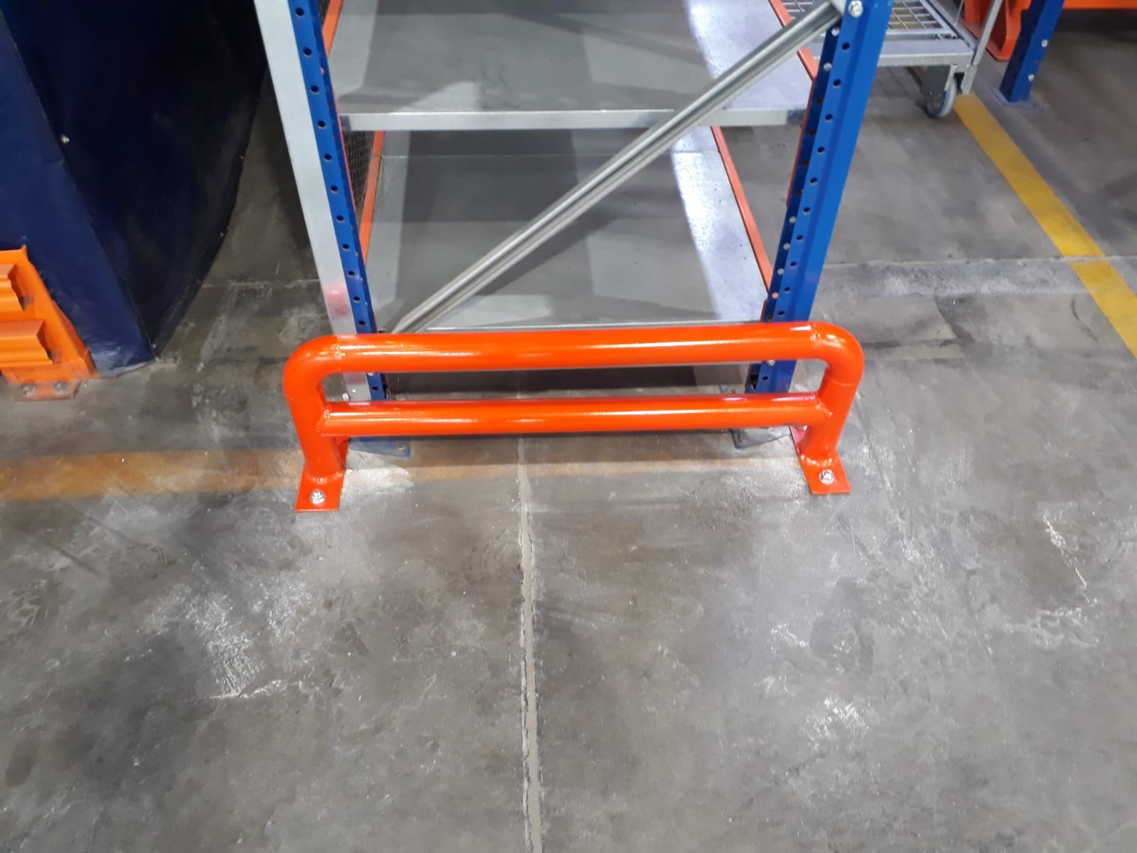 Guarda de protección terminada en rack industrial, otro ángulo