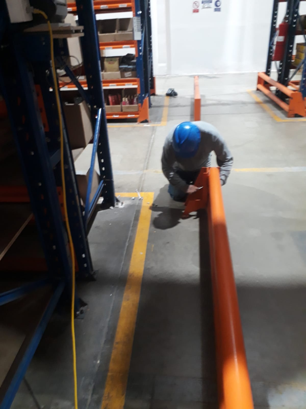 Instalación de guarda de protección en rack