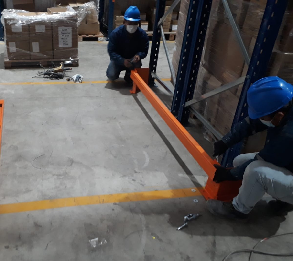 Instalación de vigas de rack industrial