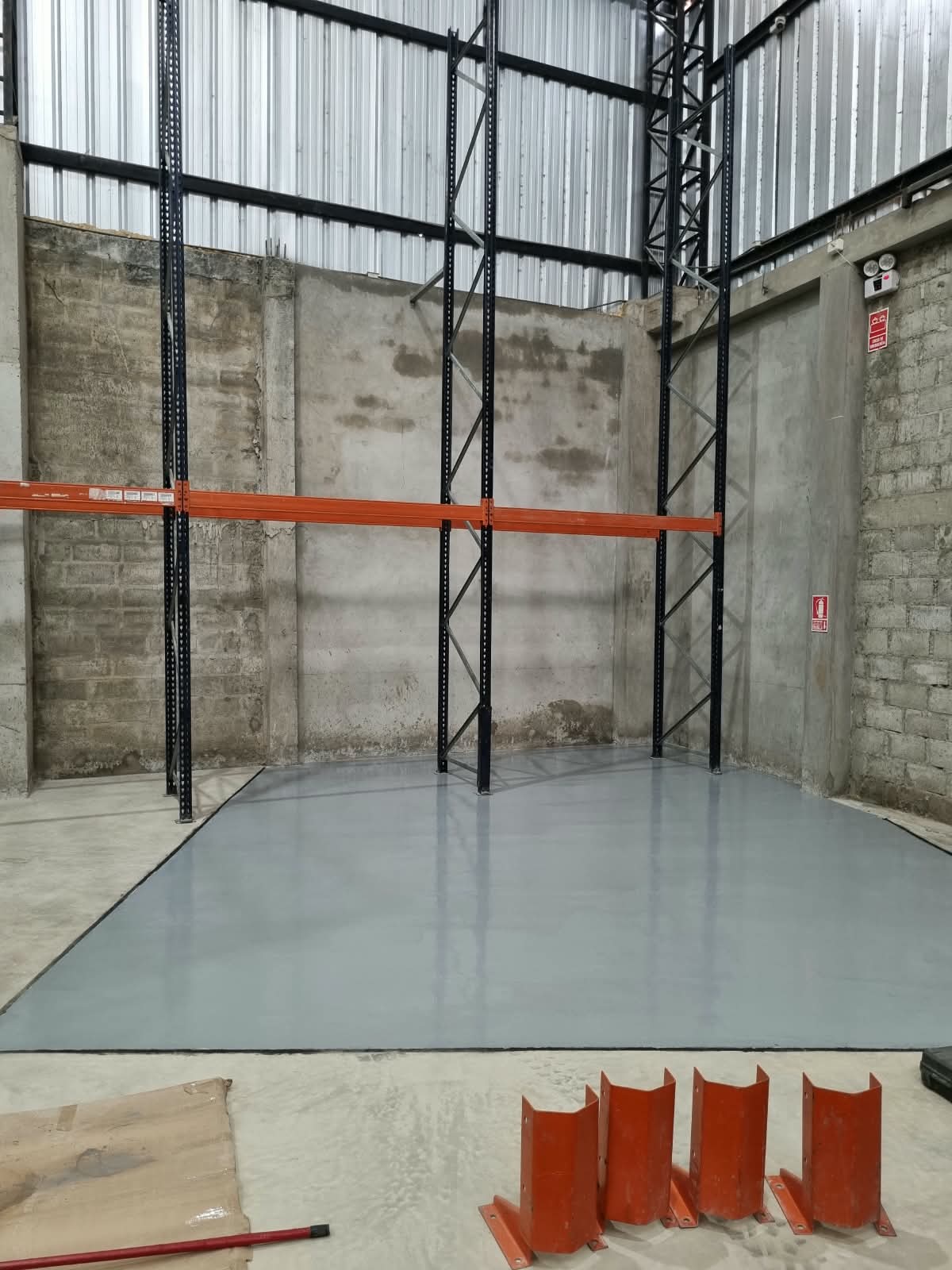 Racks montados sobre piso epóxico con guardas por instalar
