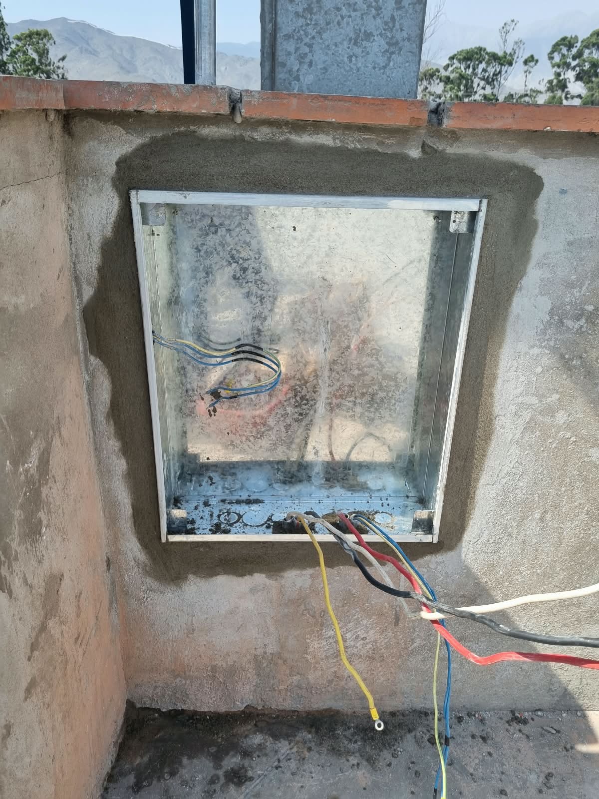Tablero eléctrico con interruptores y barras ordenados
