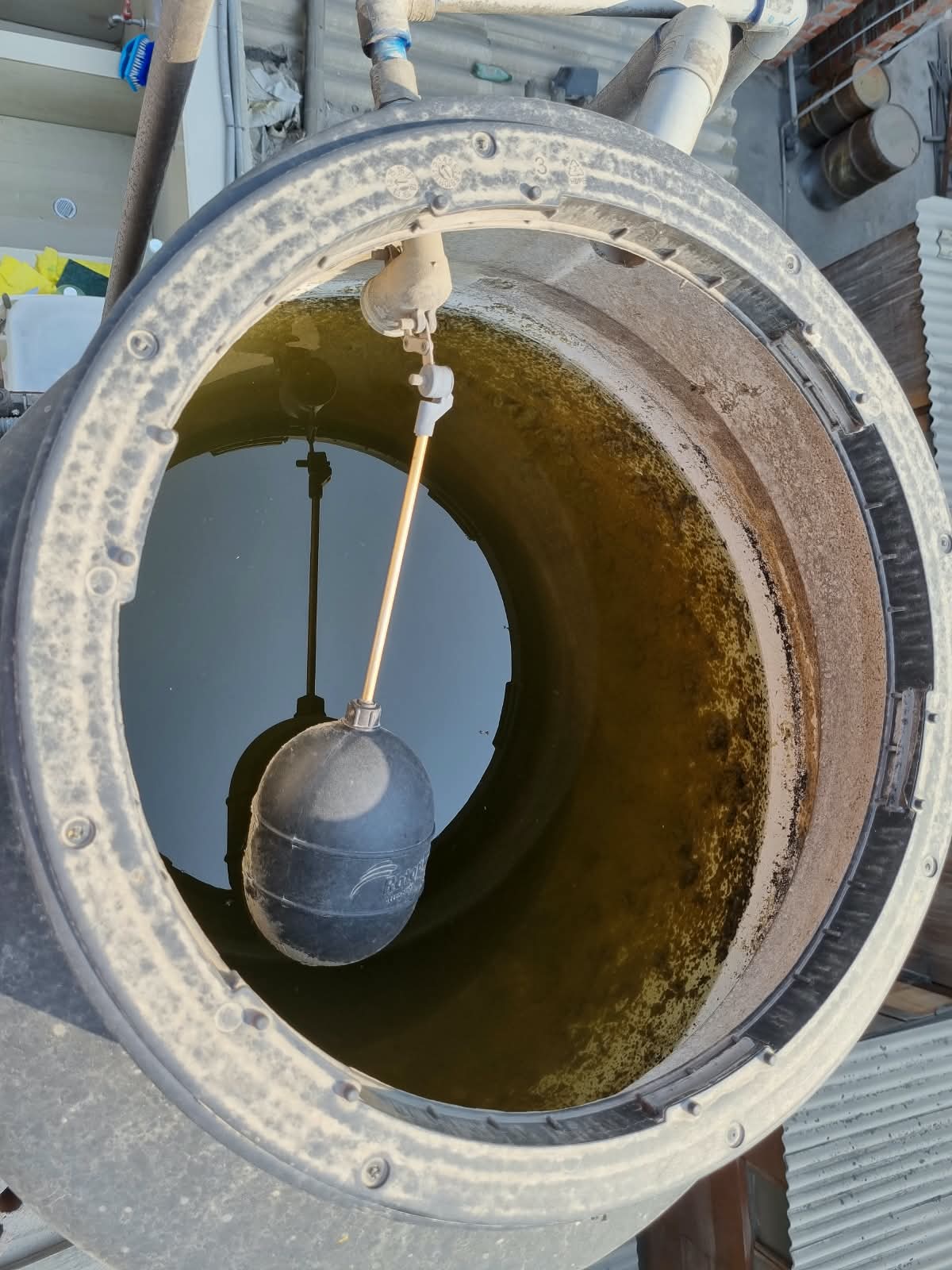 Interior de tanque de agua con agua turbia antes de la limpieza