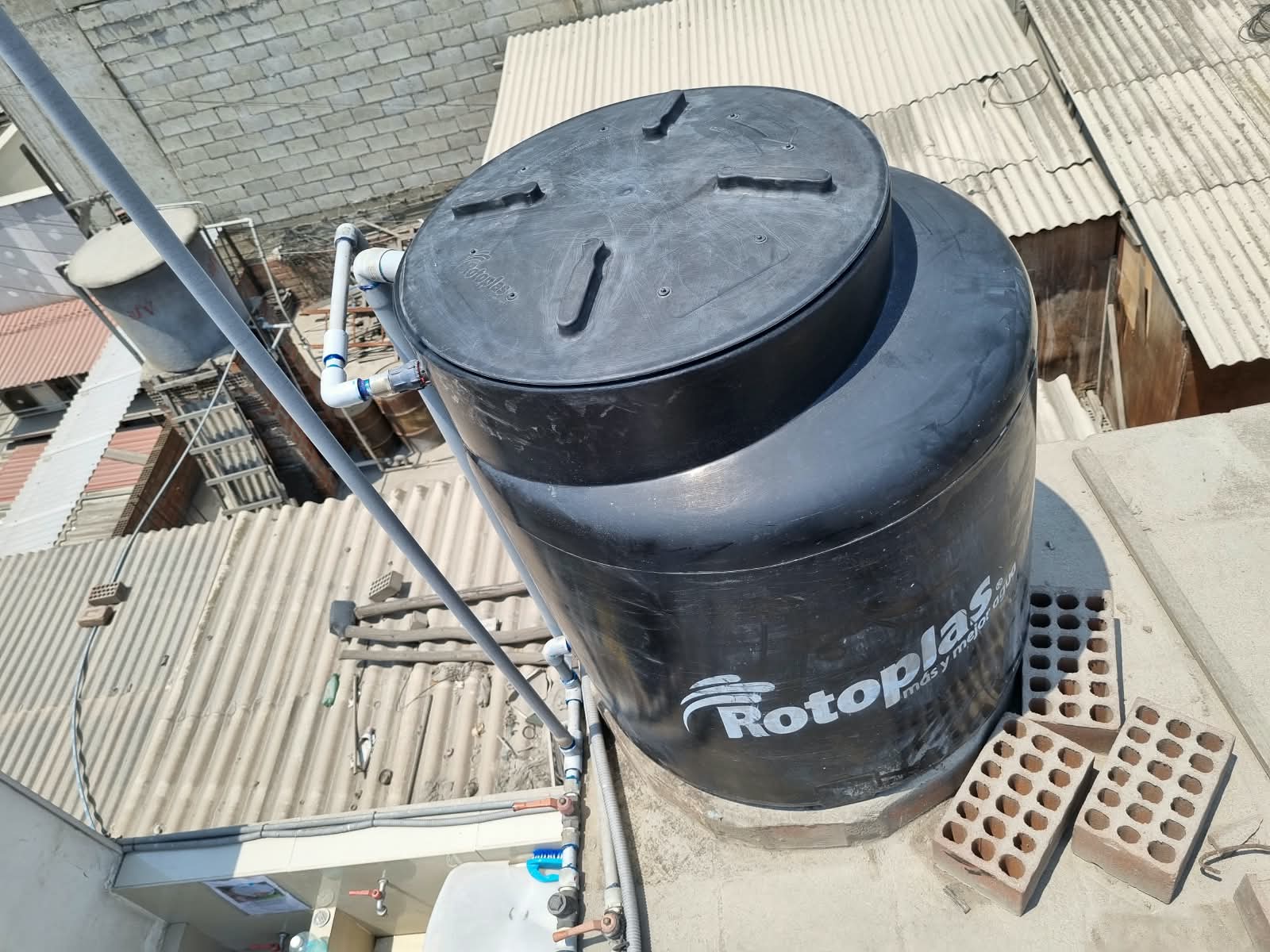 Tanque de agua instalado en azotea con sus conexiones