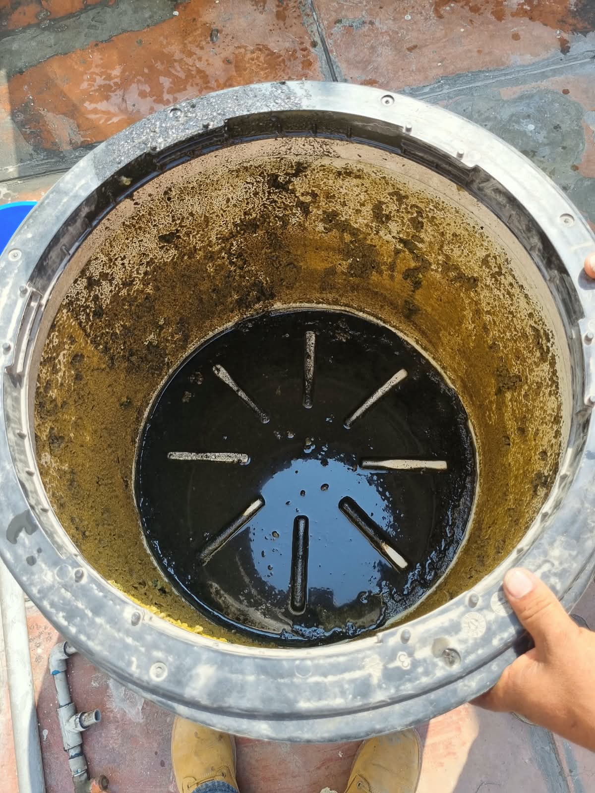 Sedimento acumulado en el interior del tanque de agua